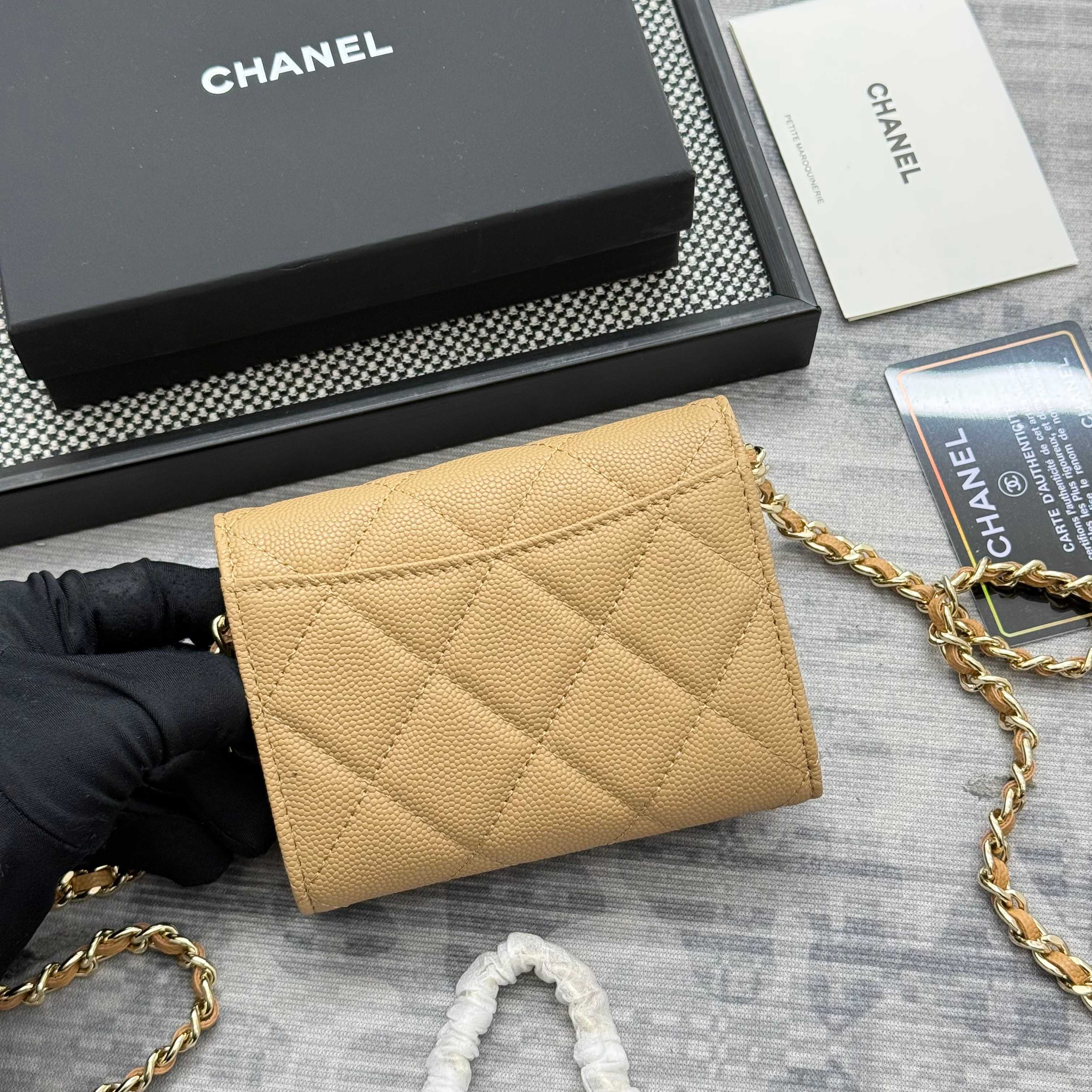 【进口原厂皮🇫🇷】&yen;280 CHANEL[玫瑰]小香[咖啡]新品SS19磁扣链条包，2025年新升级磁吸扣
小香链条小包、鱼子酱牛皮制作
可以装口红，信用卡 一些小零钱
型号：AP0238（原单品质）
尺寸：8.5x12.5x2.5cm！