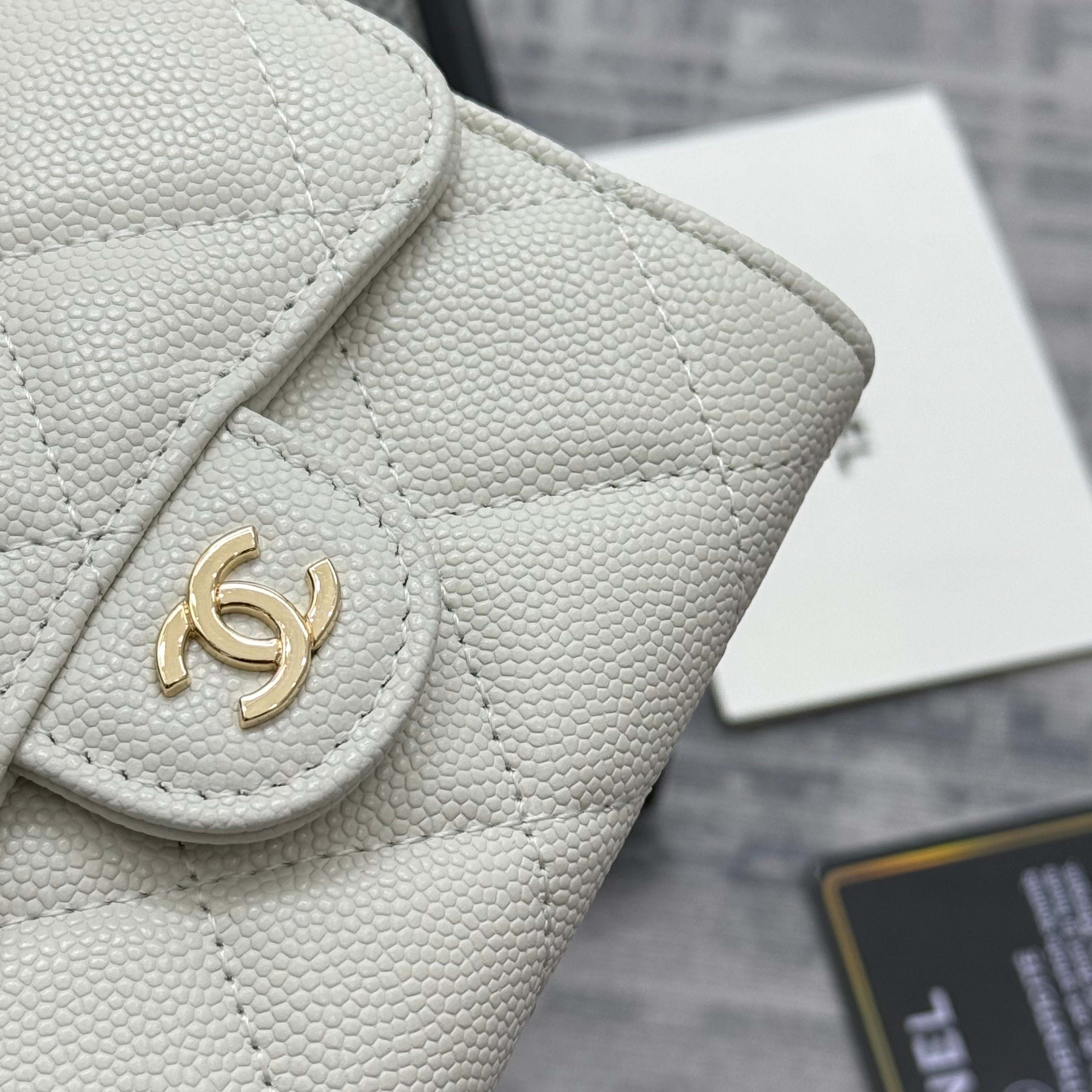 【进口原厂皮🇫🇷】&yen;280 CHANEL[玫瑰]小香[咖啡]新品SS19磁扣链条包，2025年新升级磁吸扣
小香链条小包、鱼子酱牛皮制作
可以装口红，信用卡 一些小零钱
型号：AP0238（原单品质）
尺寸：8.5x12.5x2.5cm！