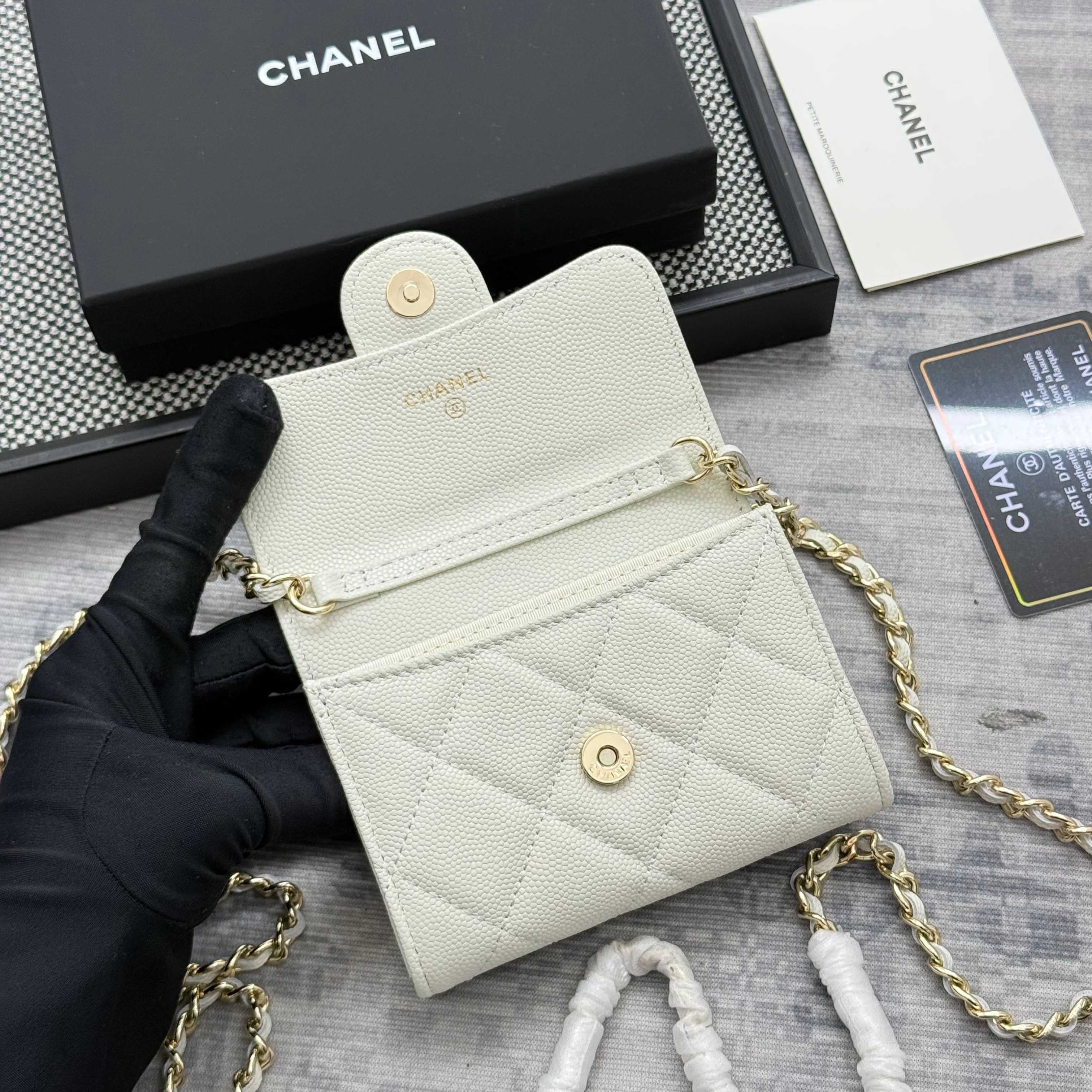 【进口原厂皮🇫🇷】&yen;280 CHANEL[玫瑰]小香[咖啡]新品SS19磁扣链条包，2025年新升级磁吸扣
小香链条小包、鱼子酱牛皮制作
可以装口红，信用卡 一些小零钱
型号：AP0238（原单品质）
尺寸：8.5x12.5x2.5cm！