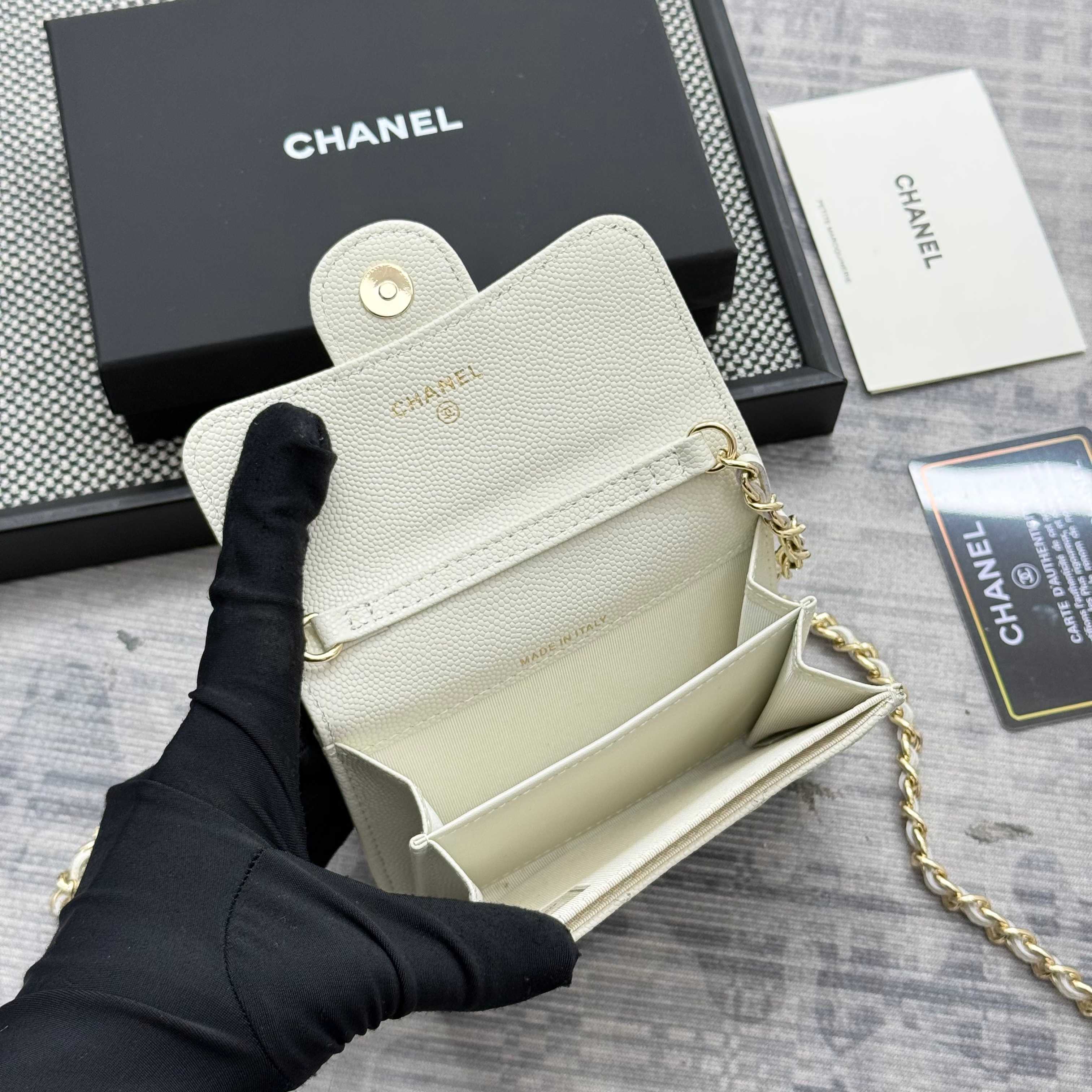 【进口原厂皮🇫🇷】&yen;280 CHANEL[玫瑰]小香[咖啡]新品SS19磁扣链条包，2025年新升级磁吸扣
小香链条小包、鱼子酱牛皮制作
可以装口红，信用卡 一些小零钱
型号：AP0238（原单品质）
尺寸：8.5x12.5x2.5cm！