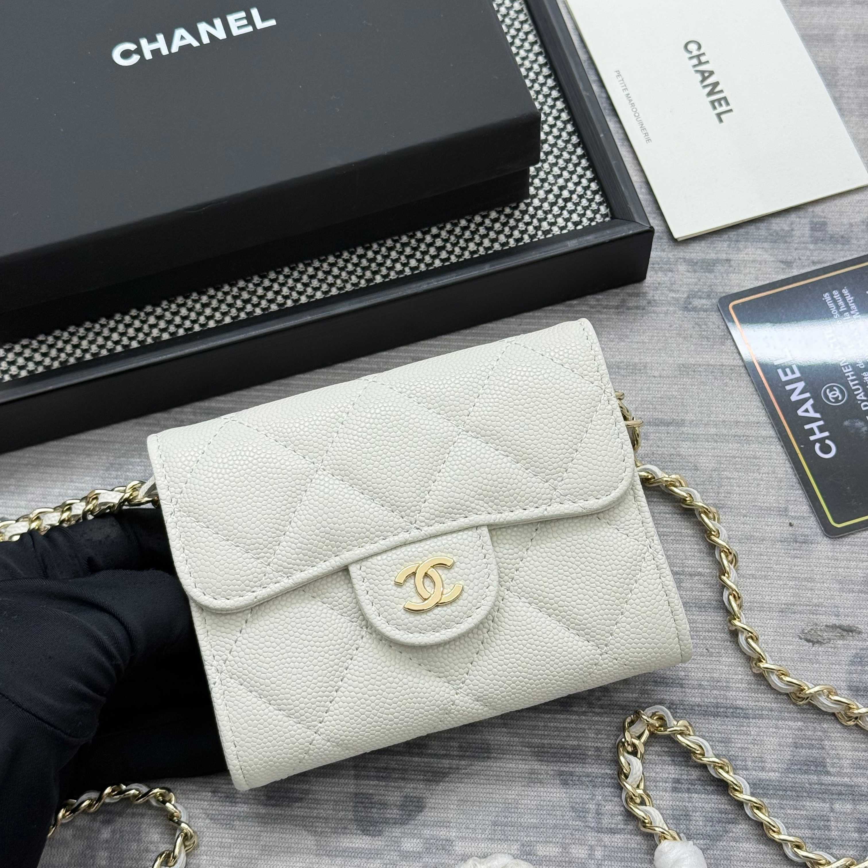【进口原厂皮🇫🇷】&yen;280 CHANEL[玫瑰]小香[咖啡]新品SS19磁扣链条包，2025年新升级磁吸扣
小香链条小包、鱼子酱牛皮制作
可以装口红，信用卡 一些小零钱
型号：AP0238（原单品质）
尺寸：8.5x12.5x2.5cm！