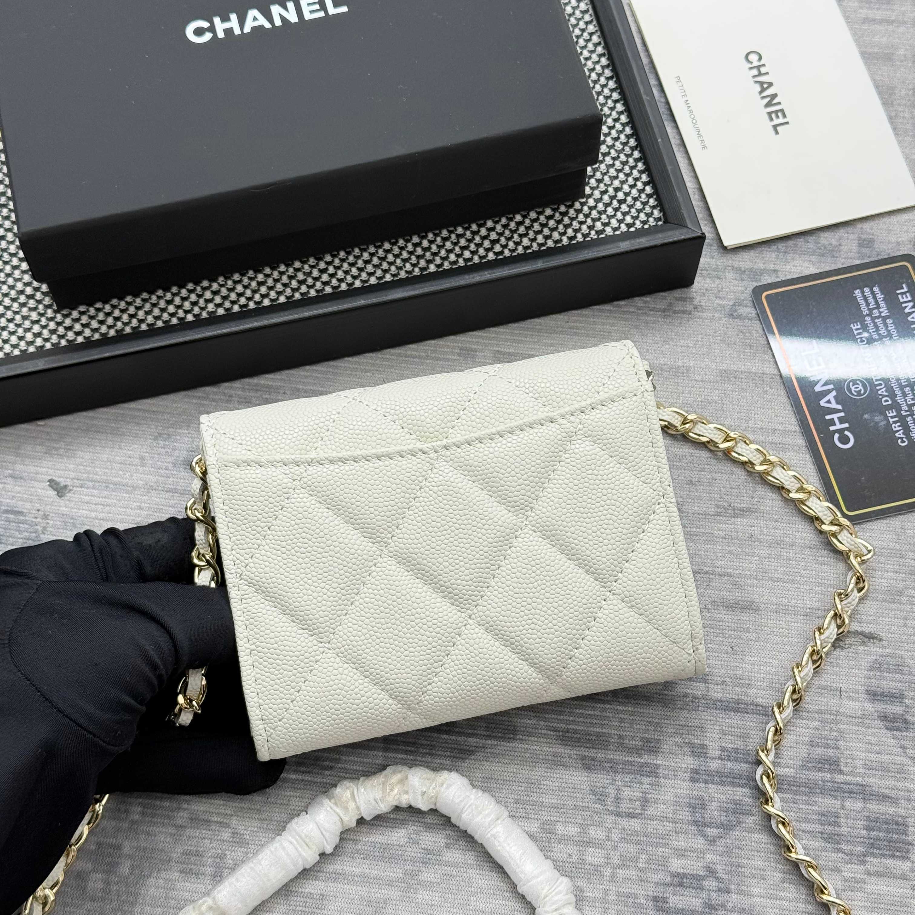 【进口原厂皮🇫🇷】&yen;280 CHANEL[玫瑰]小香[咖啡]新品SS19磁扣链条包，2025年新升级磁吸扣
小香链条小包、鱼子酱牛皮制作
可以装口红，信用卡 一些小零钱
型号：AP0238（原单品质）
尺寸：8.5x12.5x2.5cm！