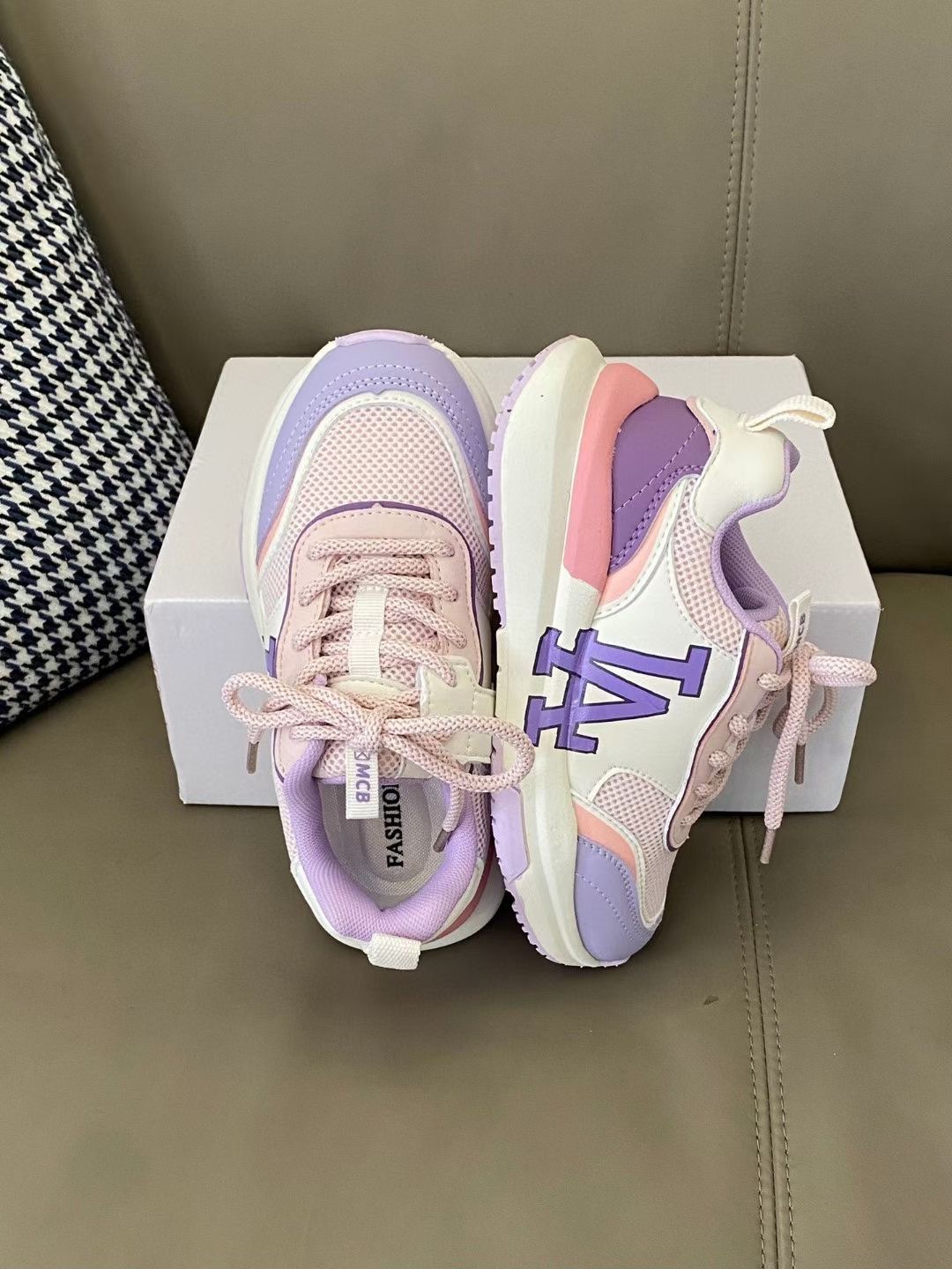 图片[5]-MLB 老爹鞋简约大方，让人一眼就爱上😍鞋面透气网料材质，清爽透气💨系带+内侧魔术贴方便穿脱👻橡胶大底防滑耐磨🤗-选品中心