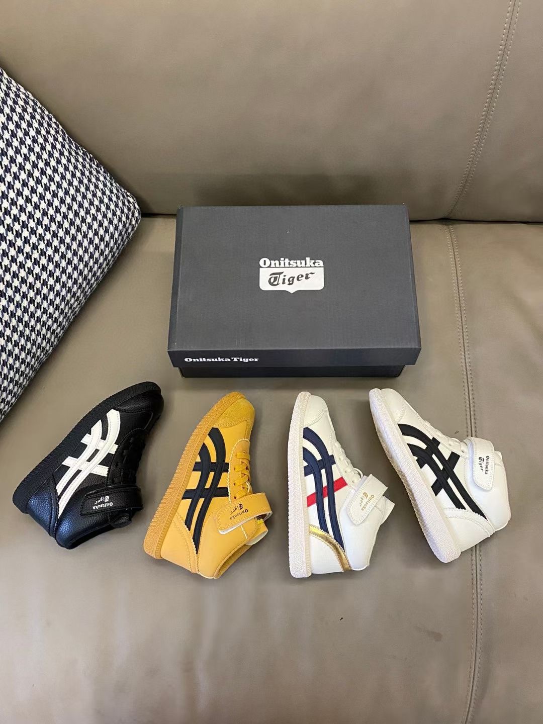 图片[4]-原图直出⭐️ 高帮亚瑟士魔术贴儿童运动鞋鞋面采用麂皮材质，优质弹力带+魔术贴设计方便宝贝穿脱✅稳固后跟保护稚嫩脚踝🦶🏻送人自留都超合适-选品中心