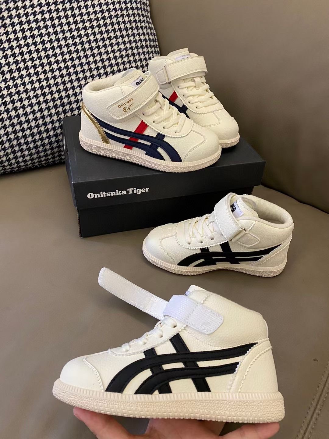 原图直出⭐️ 高帮亚瑟士魔术贴儿童运动鞋鞋面采用麂皮材质，优质弹力带+魔术贴设计方便宝贝穿脱✅稳固后跟保护稚嫩脚踝🦶🏻送人自留都超合适-选品中心