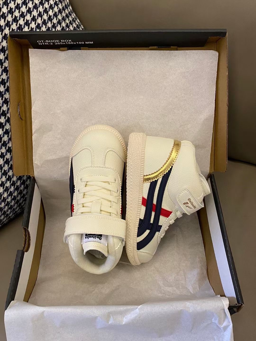 图片[2]-原图直出⭐️ 高帮亚瑟士魔术贴儿童运动鞋鞋面采用麂皮材质，优质弹力带+魔术贴设计方便宝贝穿脱✅稳固后跟保护稚嫩脚踝🦶🏻送人自留都超合适-选品中心