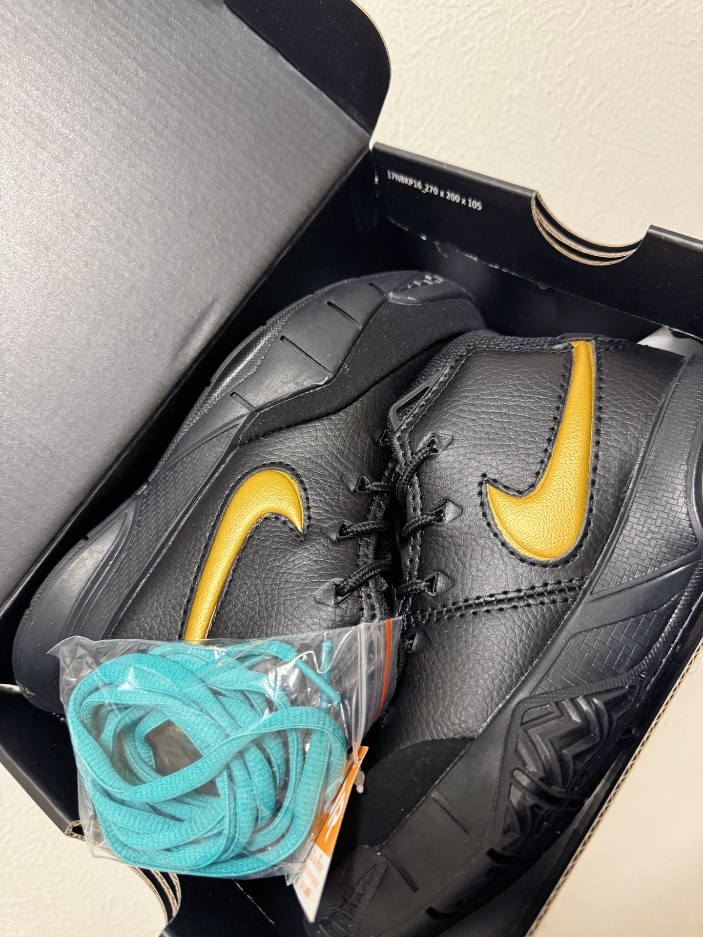 NO:337721,New and outstanding Nike Zoom Kobe 1 high-top retro basketball shoes. The company-level starter brings better wrapping experience and cushioning material midsole to create an outstanding rebound experience and brings extraordinary cushioning effect. Classic outsole creates strong grip. Size: 28-35, Nike series,19860909新色出 耐克Zoom科比1高帮复古篮球鞋 公司级首发带来更佳的包裹感受缓震材料中底 打造出众回弹体验带来非凡缓震效果 经典外底铸就强劲抓地力 尺码: 28-35,耐克系列,,Children's