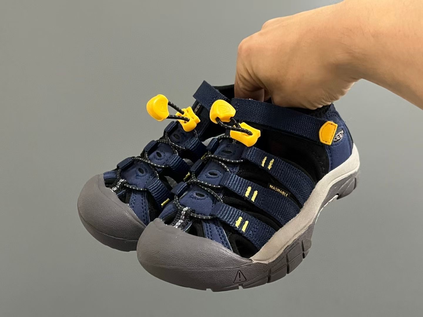 KEEN科恩潮牌户外儿童涉水溯溪凉鞋 尺码：24-37码 户外大佬潮牌⛺️ 优质尼龙材料镂空拼接，透气又舒适☁️ 橡胶耐磨防滑包头大底✅ 应对轻松不管是室内还是户外的各种地形✌🏻 高端客户必入单品❤️-选品中心