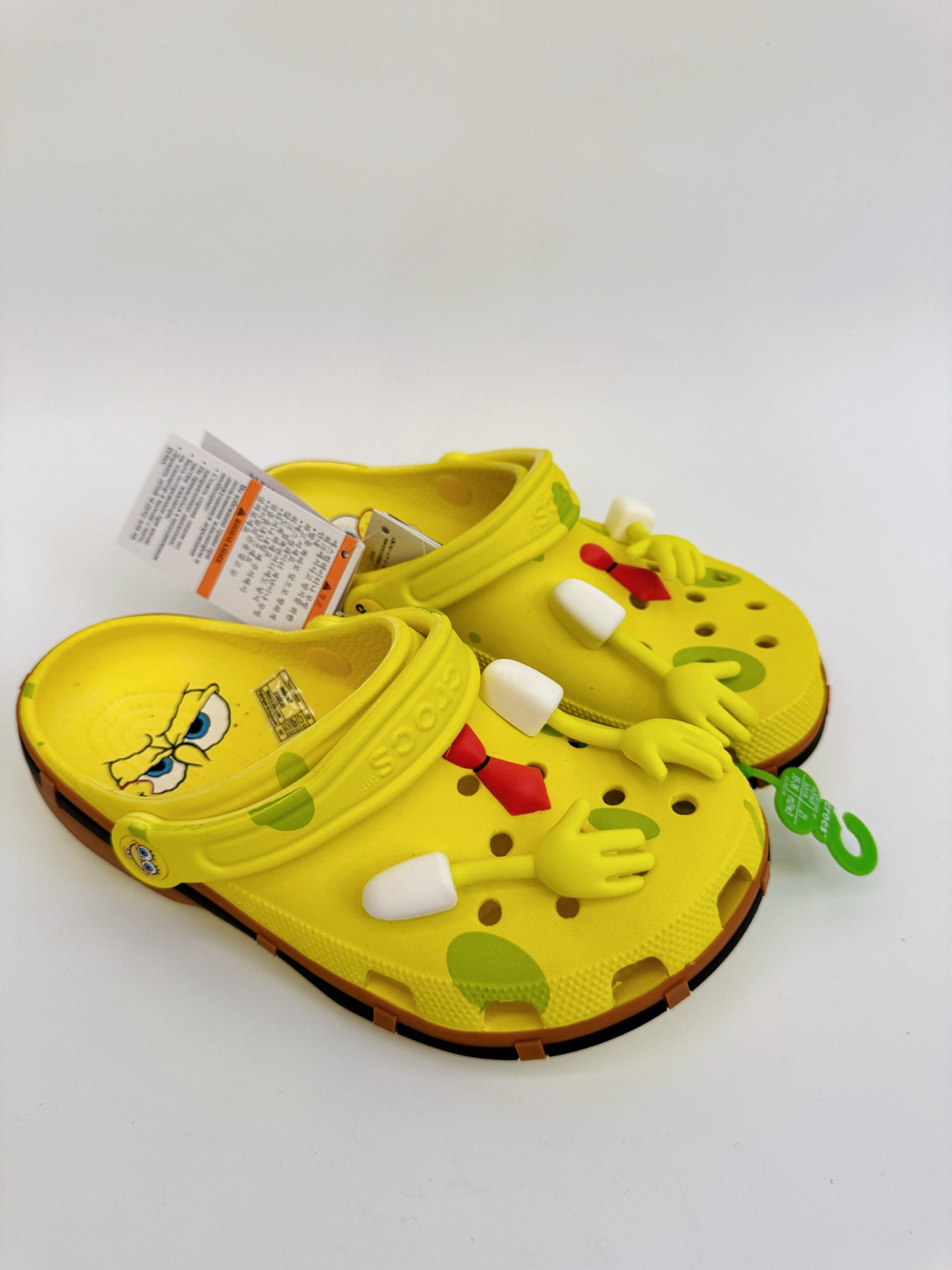 @140 Tallas de adulto para niños mayores: 36-40 Se han enviado pantuflas de playa Crocs Bob Esponja de marca compartida…