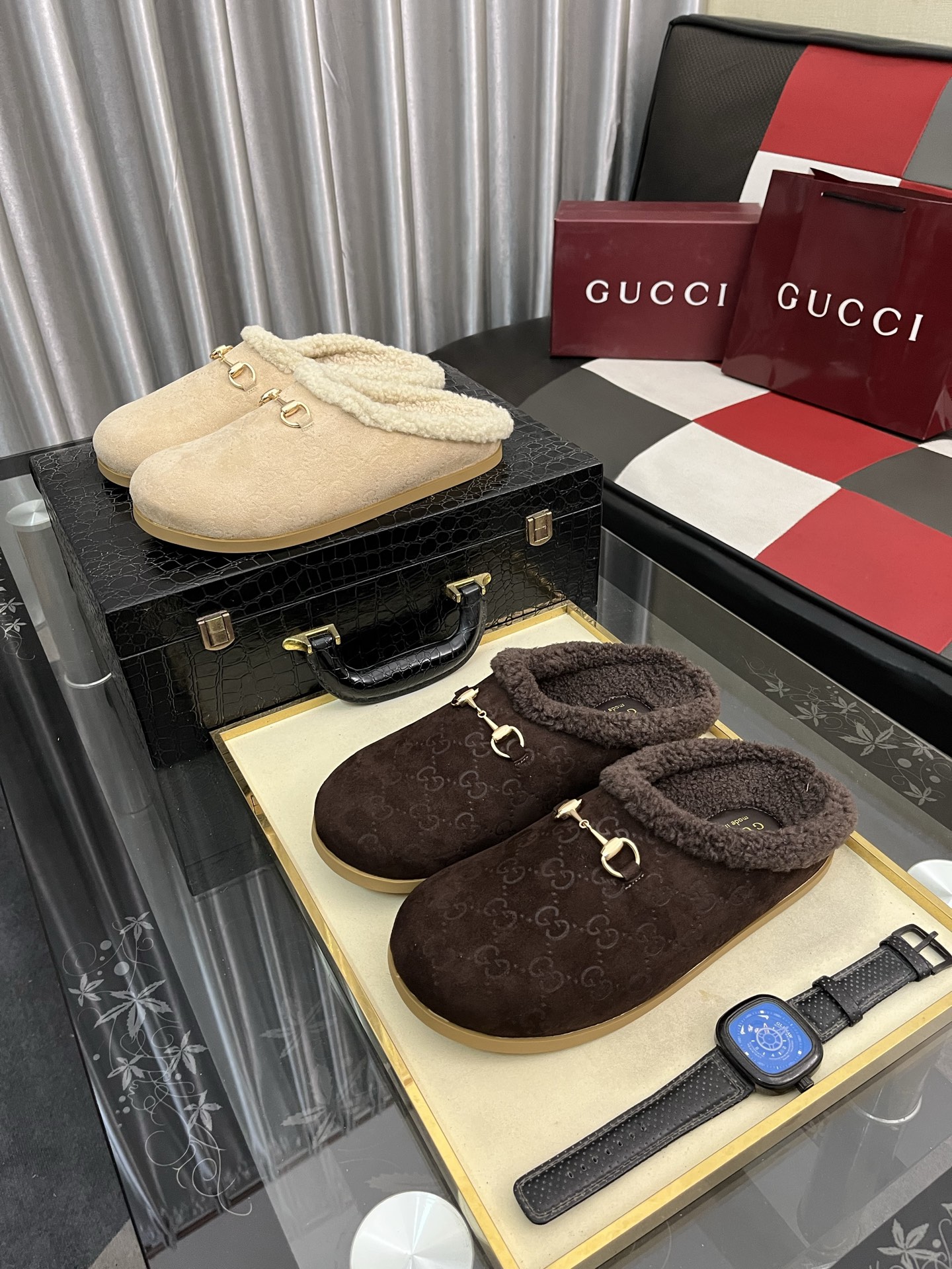 出厂价:280⌚️⌚️古奇毛绒拖鞋 GUCCI . 古奇 女士真毛半拖 意大利顶级牛皮 进口顶级猾子 水染牛皮内里 原版古铜金马衔扣 意大利牛皮大底
Size:35−442️⃣色可选