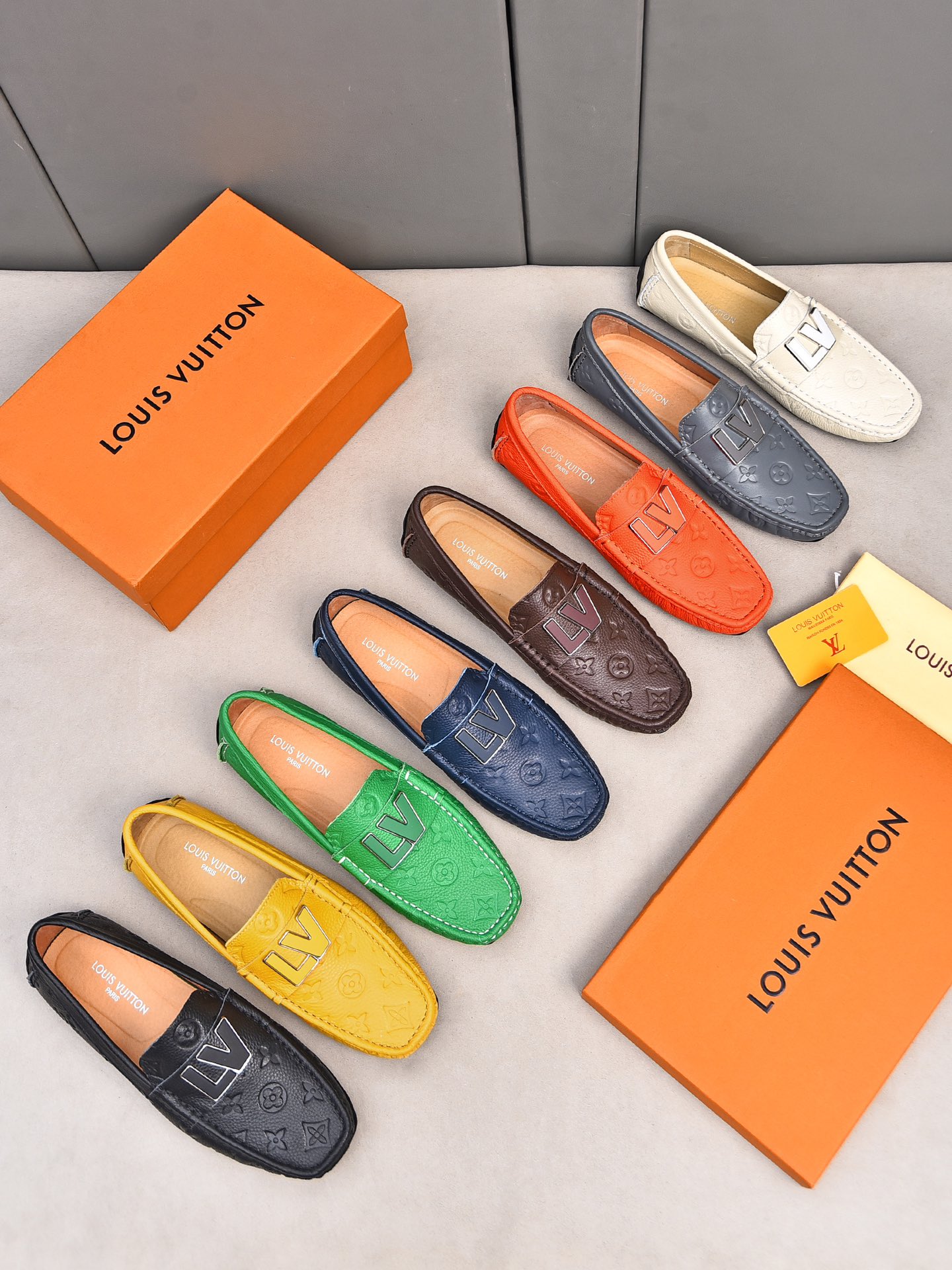 实价270 LV豆豆鞋🔍魅力十足 奢华风格绅士鞋 面:进口牛皮压花,水染羊里,橡胶大底,底部套楦车线永不脱胶; 💋整对鞋时尚休闲而不失高端风范;🎈🎈标准38-44(45 可订做)多色选