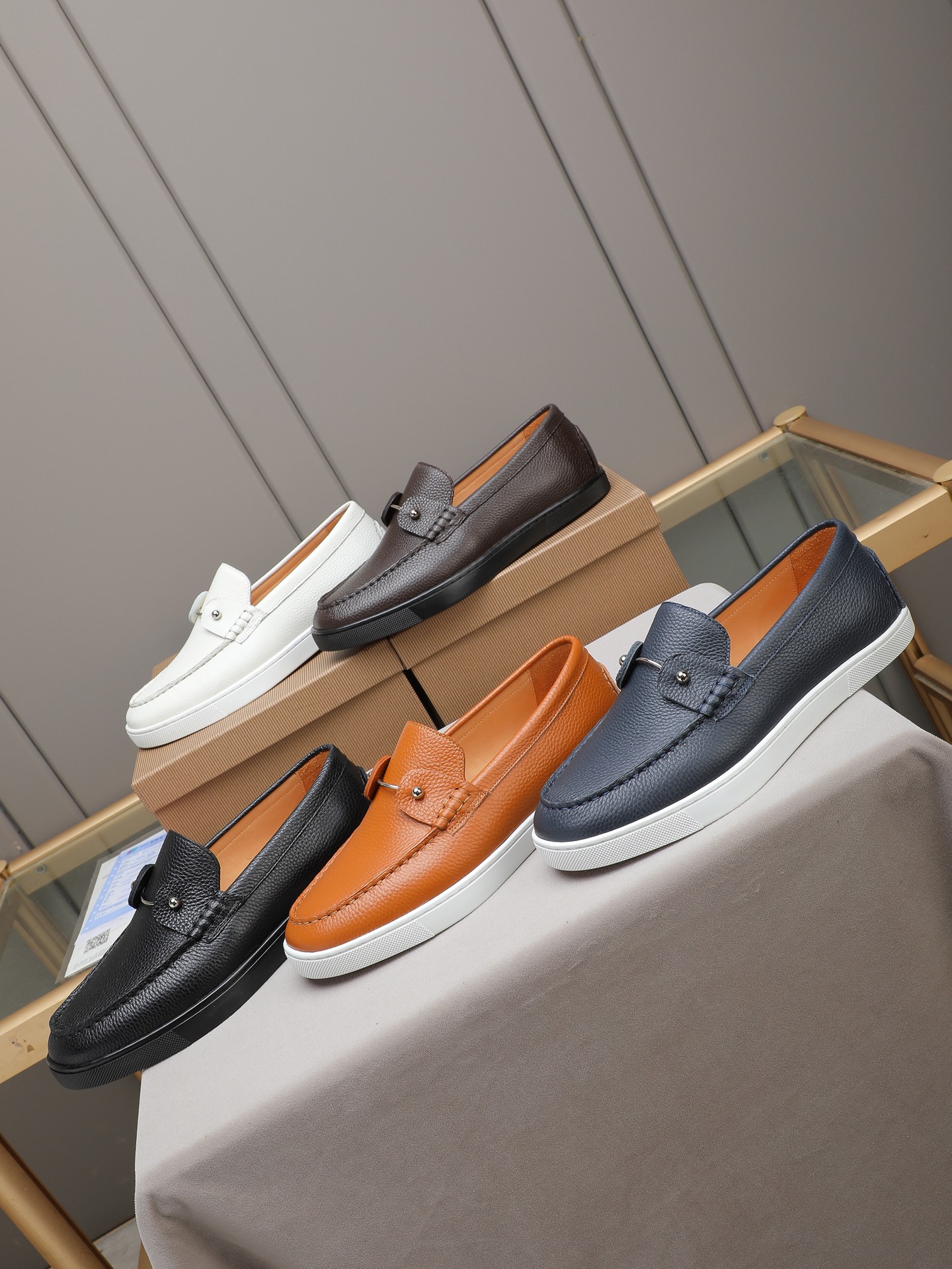 PP320 Christian Louboutin(红底鞋)意大利男士休闲板鞋出货!这个意大利纯手工鞋履品牌的每一双鞋设计简洁经典,上脚非常舒适百搭!
此款鞋面面料采用进囗牛皮,高档舒适牛皮内里!大底采用原版橡胶底片组合成型,牛皮内里!品牌专用开模脚床,独家私模可控!原盒包装!39 40 41 42 43 44 (38 45 46定做)