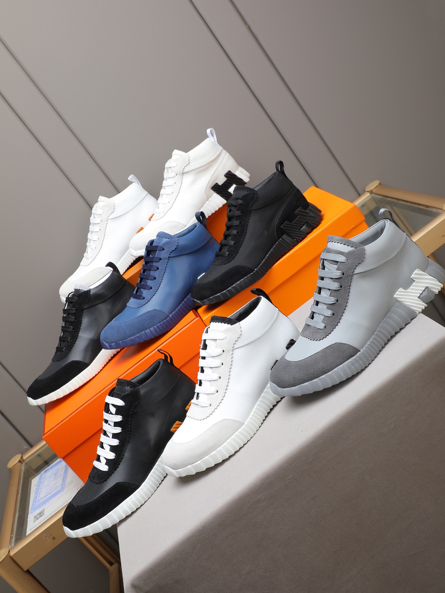 PPP310(Hermes 爱马仕高帮男鞋)🆕男士运动鞋,饰有富有质感的小牛皮细节。拼接原版牛皮面,此鞋款从马术世界汲取灵感,融合技术细节和实用功能.透气羊里,原版组合大底,高端品质,各处细节均完美结合!
Size:38-44 (45可定做)