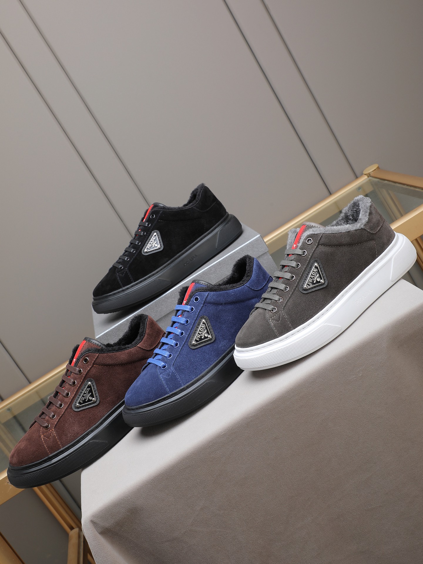 PP300 Prada/普拉达 男士新款休闲鞋,这款鞋面采用进口小牛皮+绒里!外侧饰以P家经典金属三角珐琅徽标,大底采用防滑运动发泡超轻大底,上脚脚感很好,洋气时髦单品!四色选!
Size:38-44(45定做)