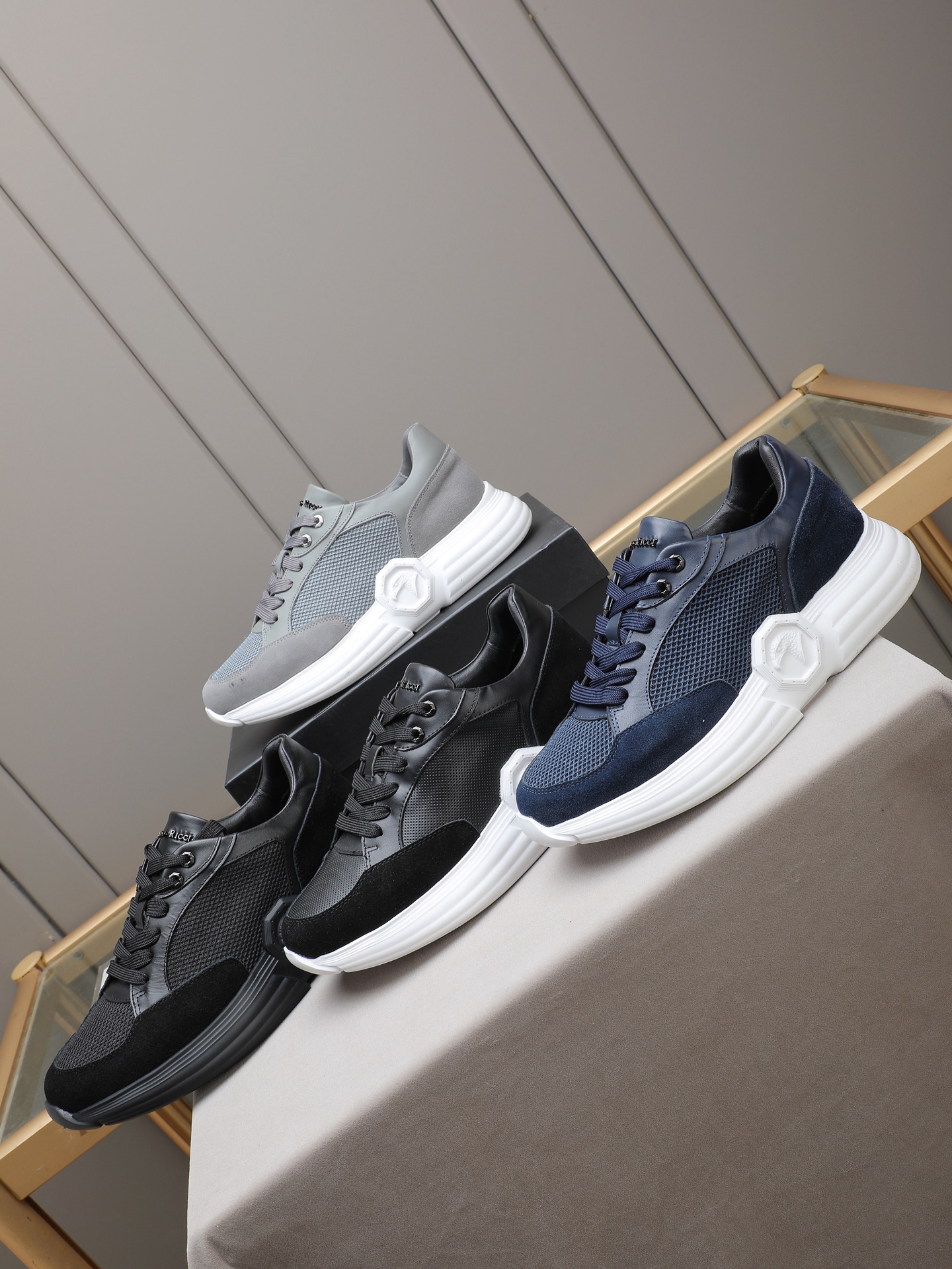 PP300 (PHILIPP PLEIN)菲利普普莱茵 网面 休闲 运动鞋 原版购入开发 做货 经典pp 轻便跑步鞋 前卫大胆的设计 更是融合了街头风格 让运动单品也变得时尚起来 富有层次感的鞋底 脚后跟部位的PHILIPP PLEIN金属logo以及鞋舌上的经典骷髅图案皆向大众展示PHILIPP PLEIN式的不羁与自由 ▪️ 面料:原版进口网组合牛绒牛皮 ▪️ 内里:原版定制透气网里 ▪️ 鞋底:原版开模 ▪️ (45定做)