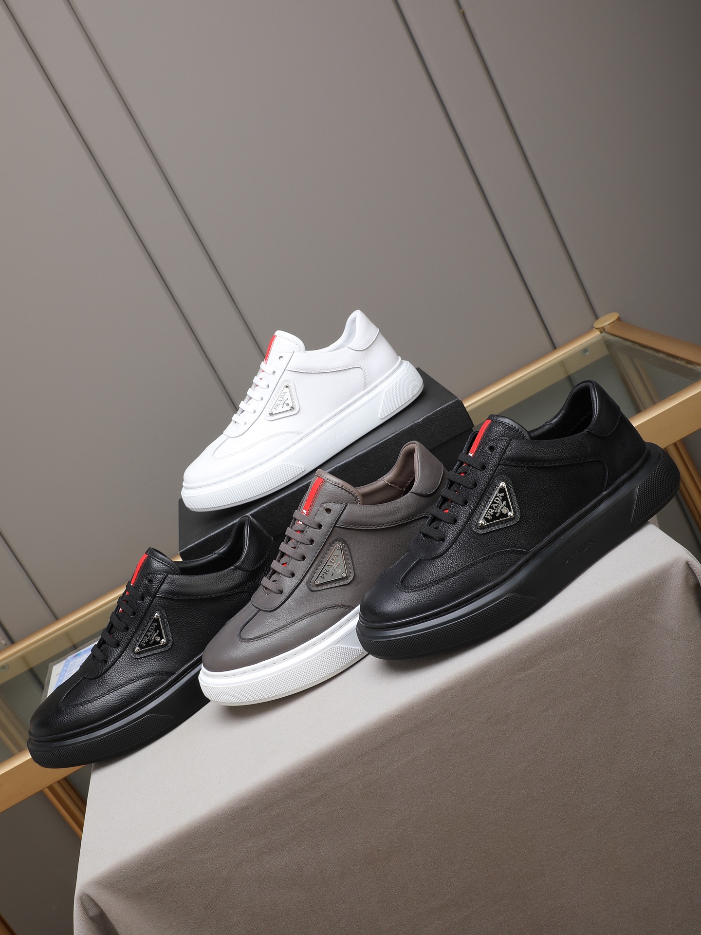 PP310 Prada/普拉达 男士新款休闲鞋,这款鞋面采用进口小牛皮+羊里!外侧饰以P家经典金属三角珐琅徽标,大底采用防滑运动发泡超轻大底,上脚脚感很好,洋气时髦单品!
Size:38-44(45定做)