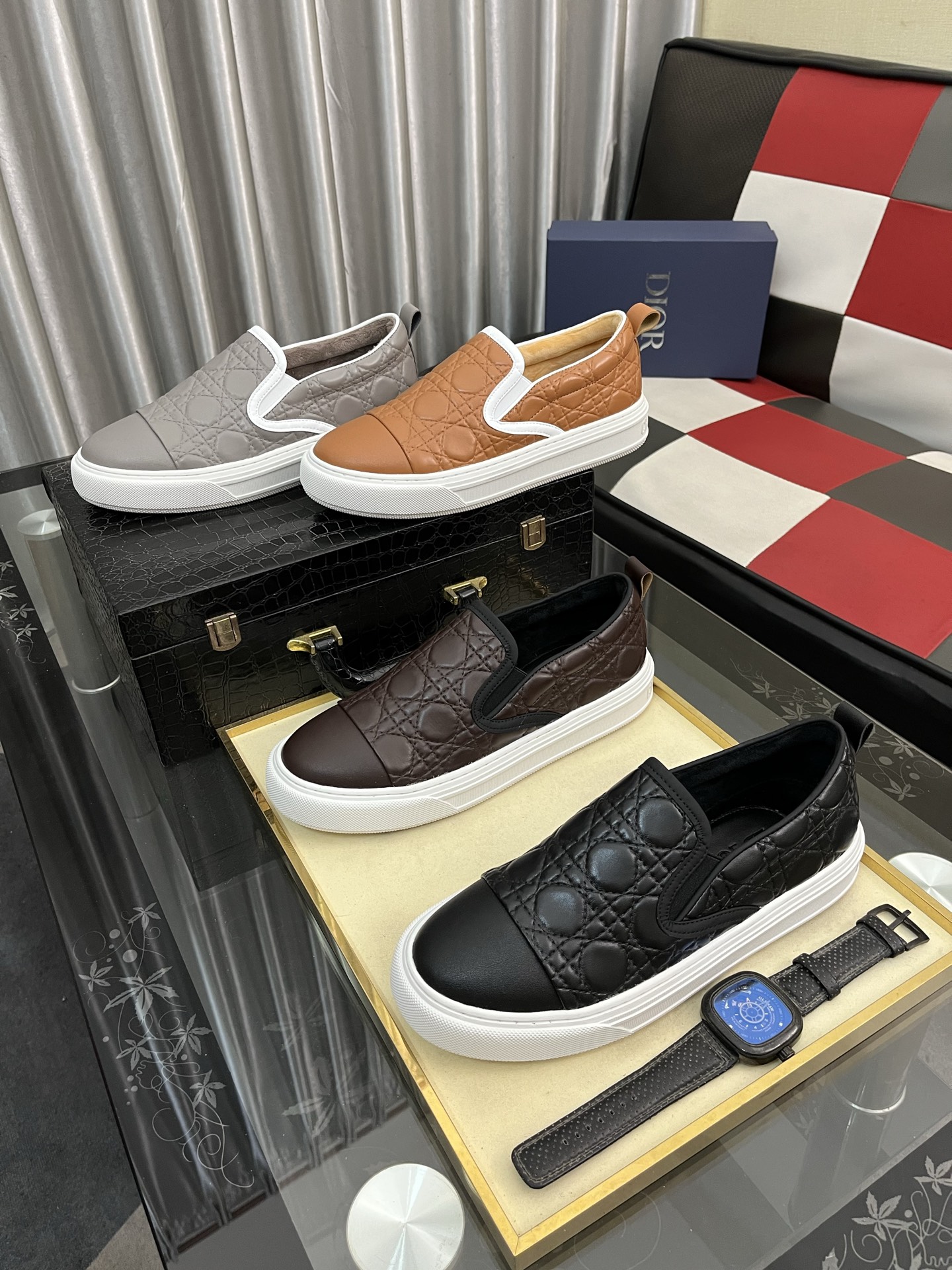 出厂价:270⌚️⌚️【迪奥】Walk ‘n’Dior休闲鞋,采用质感厚实,白色橡胶底,鞋面纯棉刺绣,彰显个性,鞋舌和鞋带采用Christian Dior标志装饰。 水柒羊皮内里,牛皮垫脚。 码数:38-444️⃣色可选