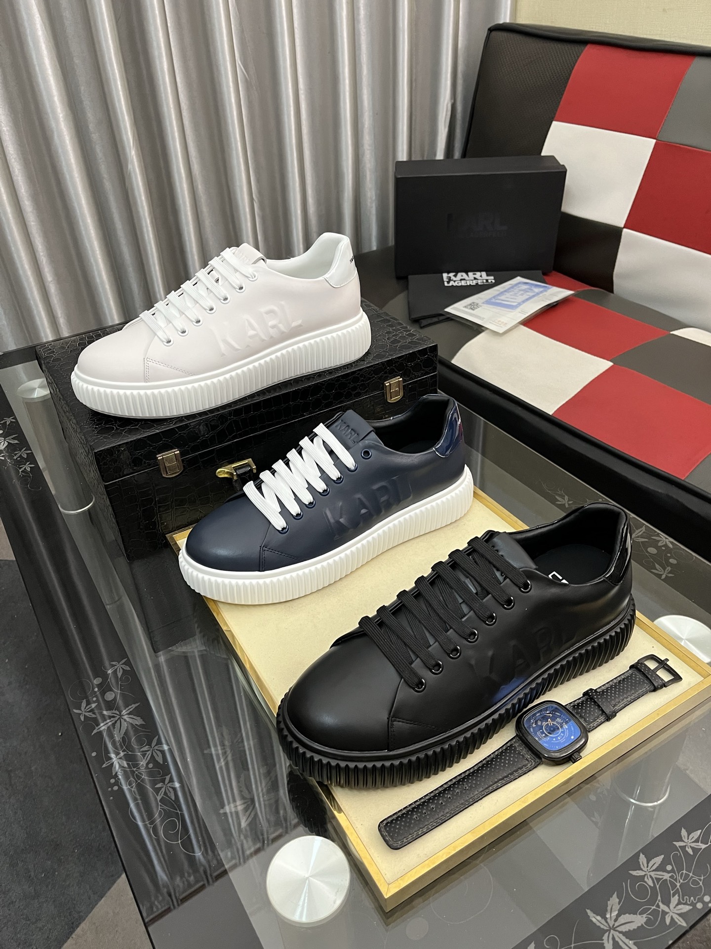 出厂价：310⌚️⌚️••新品••Calvin Klei*卡尔文·克莱恩～高端男士👔慢跑鞋•经典运动休闲鞋！顶级代购原单货！原版进口牛皮•搭配进口透气网布面料•进口牛皮垫脚•透气网布面料内里、拉邦套楦工艺、舒适耐穿、原版超轻便EVA组合鞋底！size：38-443️⃣色可选