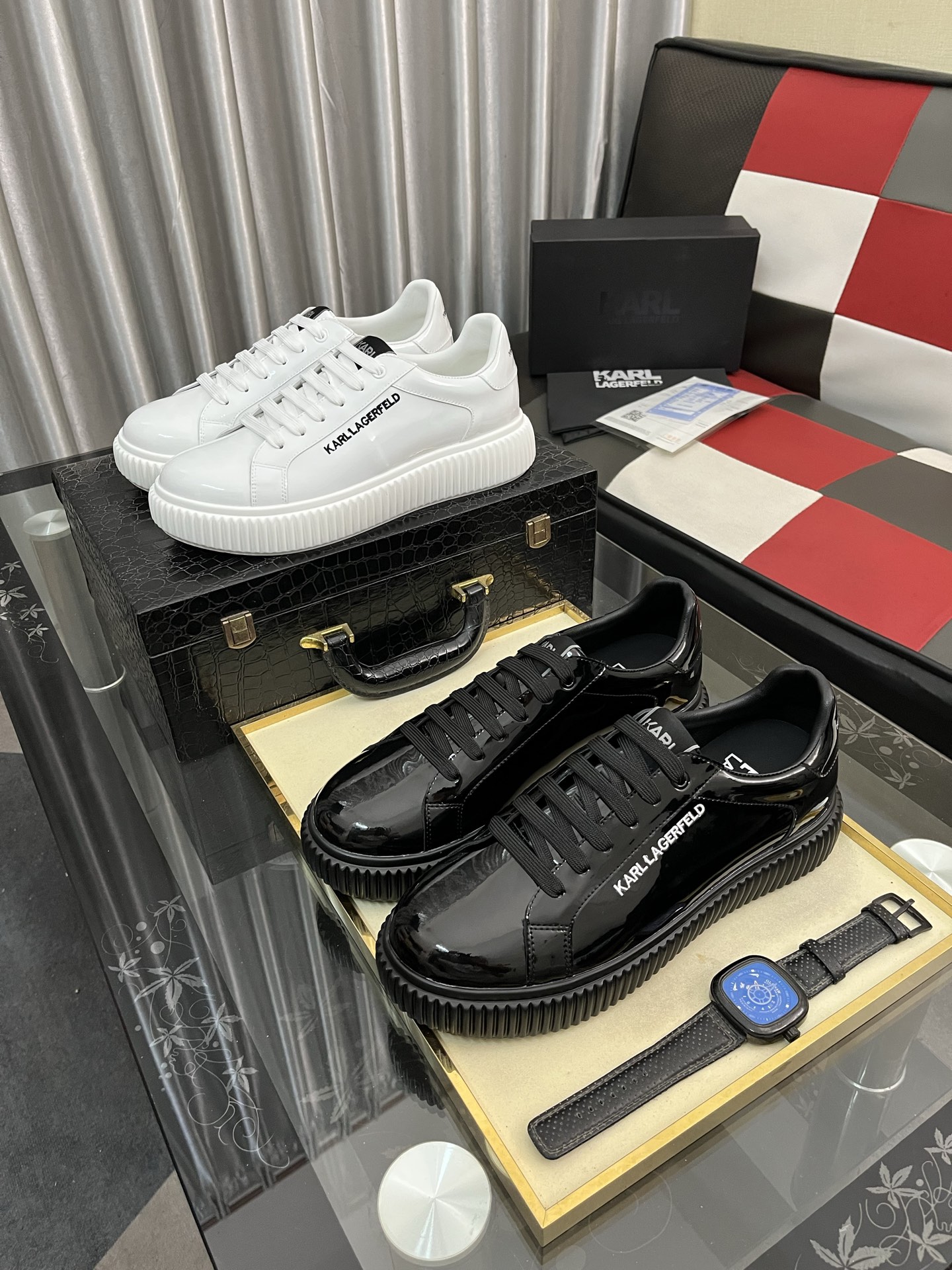 出厂价：310⌚️⌚️••新品••Calvin Klei*卡尔文·克莱恩～高端男士👔慢跑鞋•经典运动休闲鞋！顶级代购原单货！原版进口牛皮•搭配进口透气网布面料•进口牛皮垫脚•透气网布面料内里、拉邦套楦工艺、舒适耐穿、原版超轻便EVA组合鞋底！size：38-443️⃣色可选