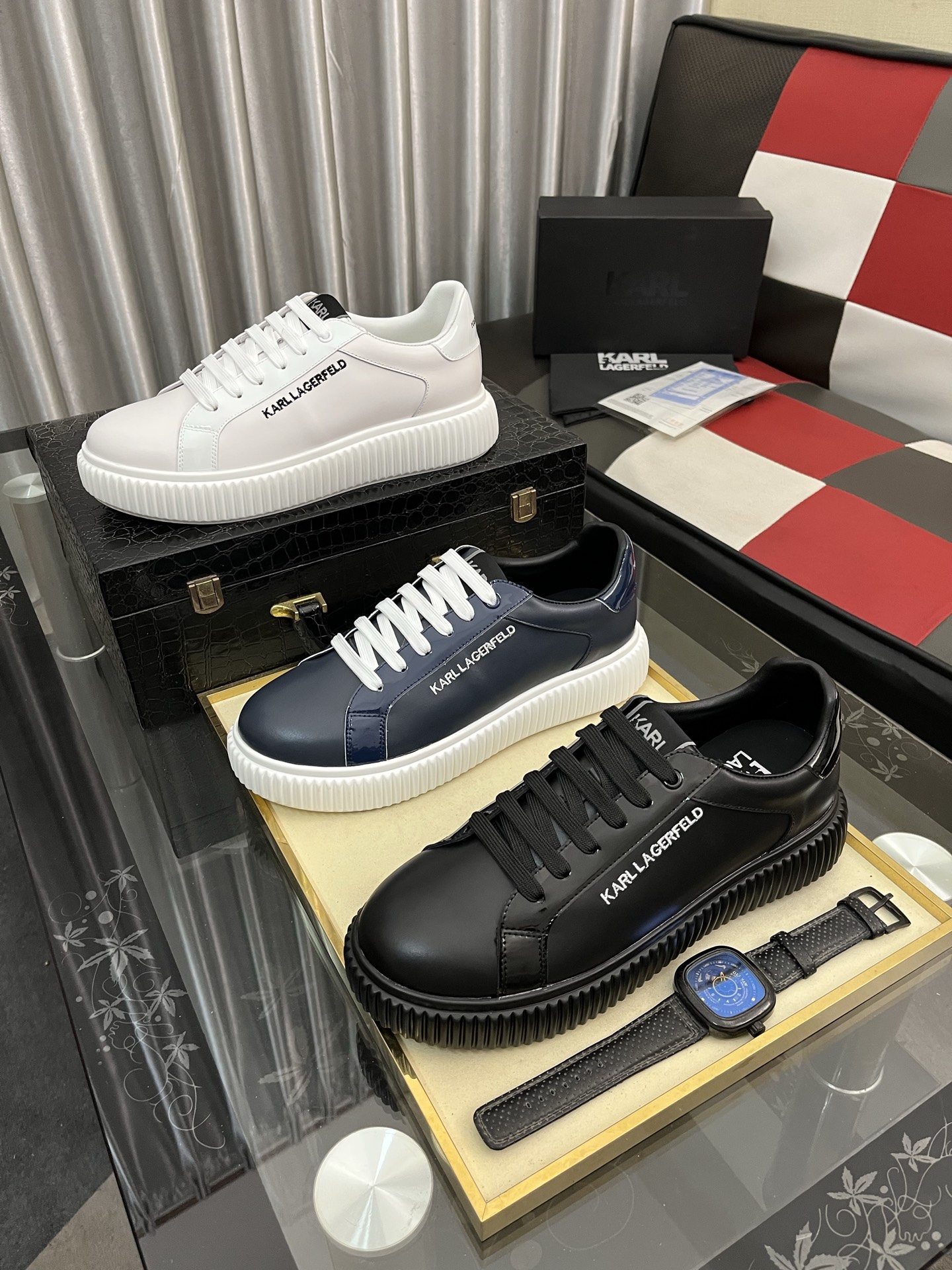 出厂价：310⌚️⌚️••新品••Calvin Klei*卡尔文·克莱恩～高端男士👔慢跑鞋•经典运动休闲鞋！顶级代购原单货！原版进口牛皮•搭配进口透气网布面料•进口牛皮垫脚•透气网布面料内里、拉邦套楦工艺、舒适耐穿、原版超轻便EVA组合鞋底！size：38-443️⃣色可选