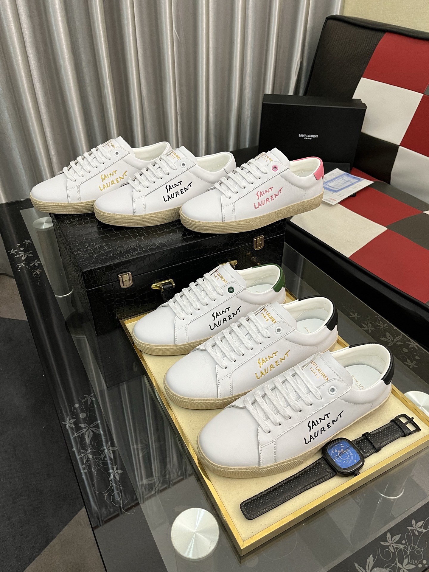 出厂价：300⌚️⌚️【 Saint Laurent】圣罗兰、休闲鞋💃四季专柜同步最新款、YSL、经典上乘美艳力作 专柜最火系列 兼备气质 时尚 经典耐看的设计风格 😌上脚效果特别美〰️ 💯材料采用🇮🇹意大利进口牛皮👍内里 垫脚；绵羊皮、 码数：38-446️⃣色可选