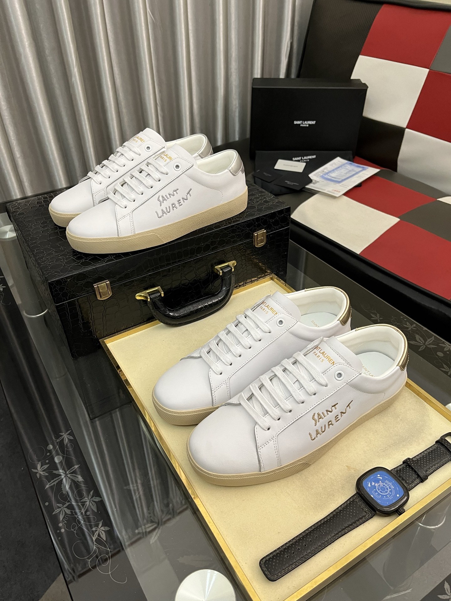 出厂价：300⌚️⌚️【 Saint Laurent】圣罗兰、休闲鞋💃四季专柜同步最新款、YSL、经典上乘美艳力作 专柜最火系列 兼备气质 时尚 经典耐看的设计风格 😌上脚效果特别美〰️ 💯材料采用🇮🇹意大利进口牛皮👍内里 垫脚；绵羊皮、 码数：38-442️⃣色可选