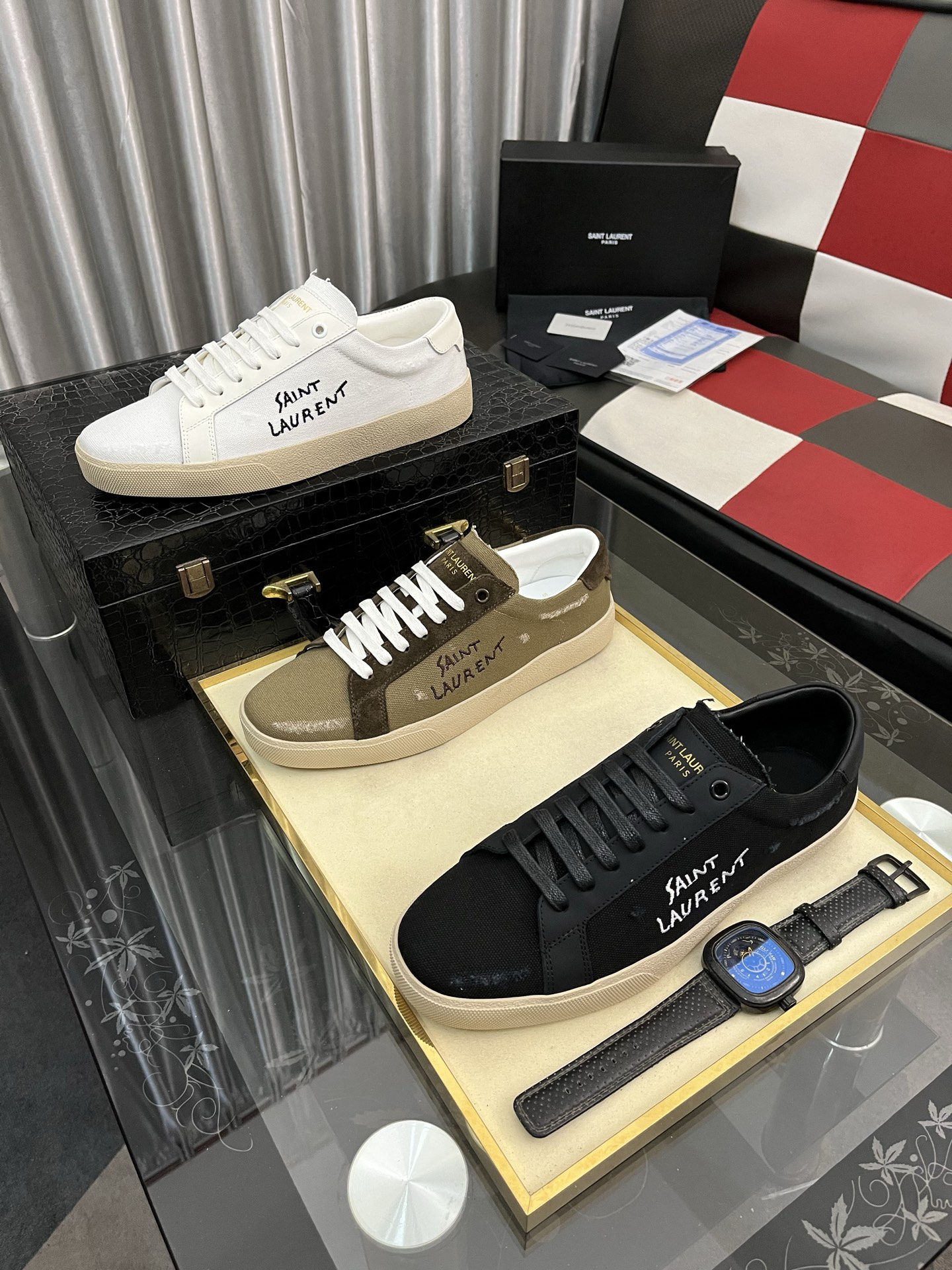 出厂价：290⌚️⌚️【 Saint Laurent】圣罗兰、休闲鞋💃四季专柜同步最新款、YSL、经典上乘美艳力作 专柜最火系列 兼备气质 时尚 经典耐看的设计风格 😌上脚效果特别美〰️ 💯材料采用🇮🇹意大利进口牛皮👍内里 垫脚；绵羊皮、 码数：38-443️⃣色可选