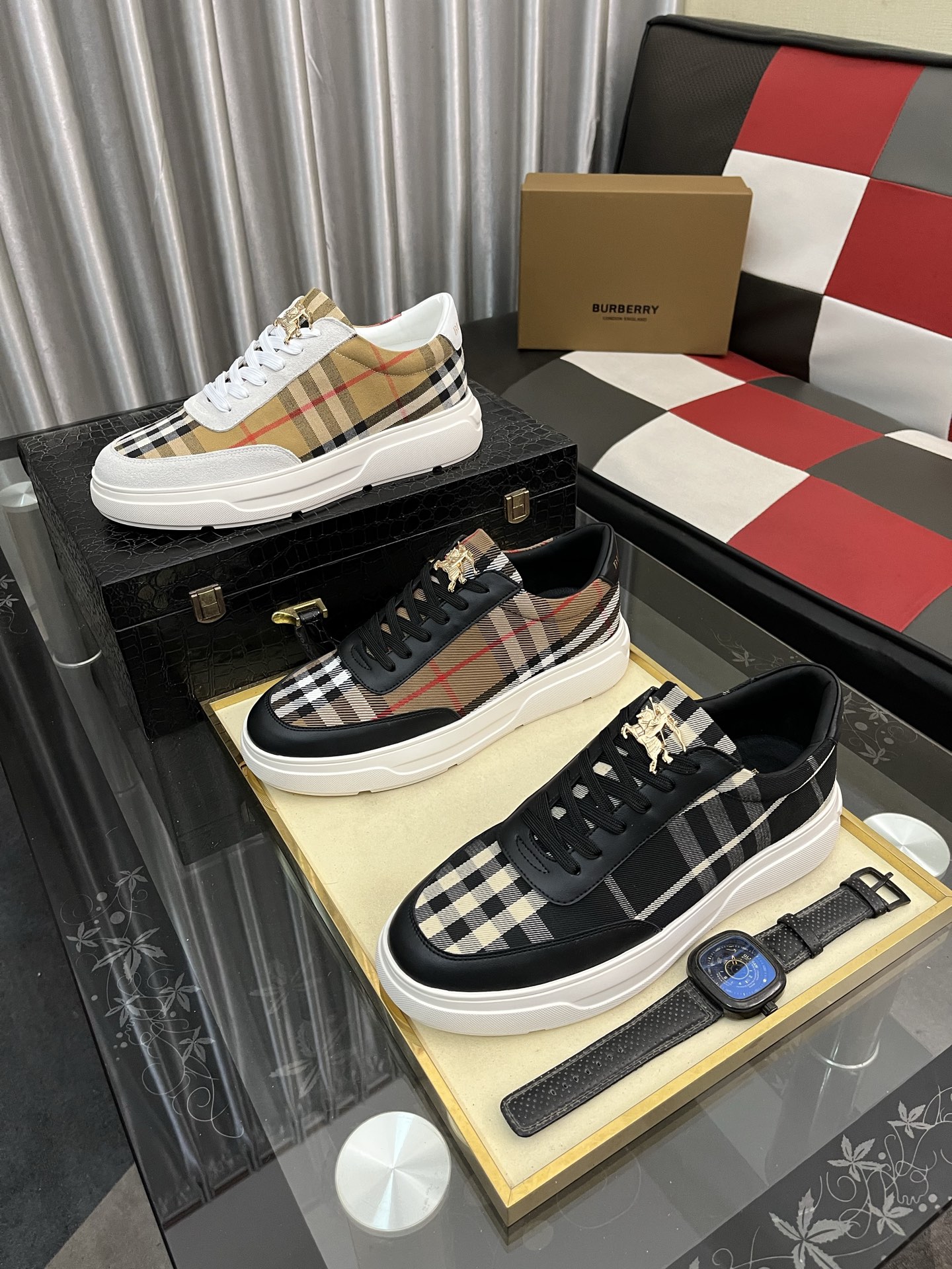 出厂价：280⌚️⌚️《 巴宝莉* 》  最新•爆款休闲鞋，顶端品牌[勾引]奢侈～代购，顶级～质量。[强]鞋面選用进口透气牛皮搭配布面材质➕透气羊皮垫脚（•）精细做工。原版个性时尚柔软橡膠耐磨大底，上脚轻巧舒适，码数: 38-443️⃣色可选