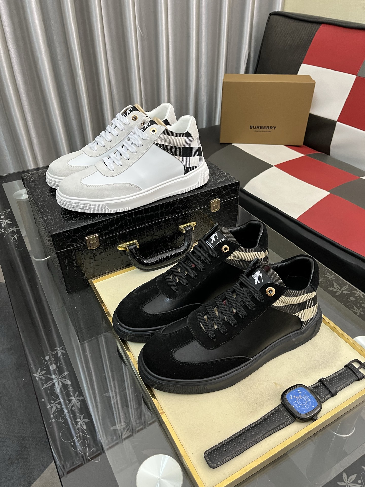 出厂价：280⌚️⌚️《 巴宝莉BURBDRRY》  最新•爆款休闲鞋，顶端品牌[勾引]奢侈～代购，鞋面選用进口牛皮拼接布原版材质➕高端皮里（•）精细做工。原版个性时尚柔软橡膠耐磨大底，上脚轻巧舒适，38-442⃣️色可选