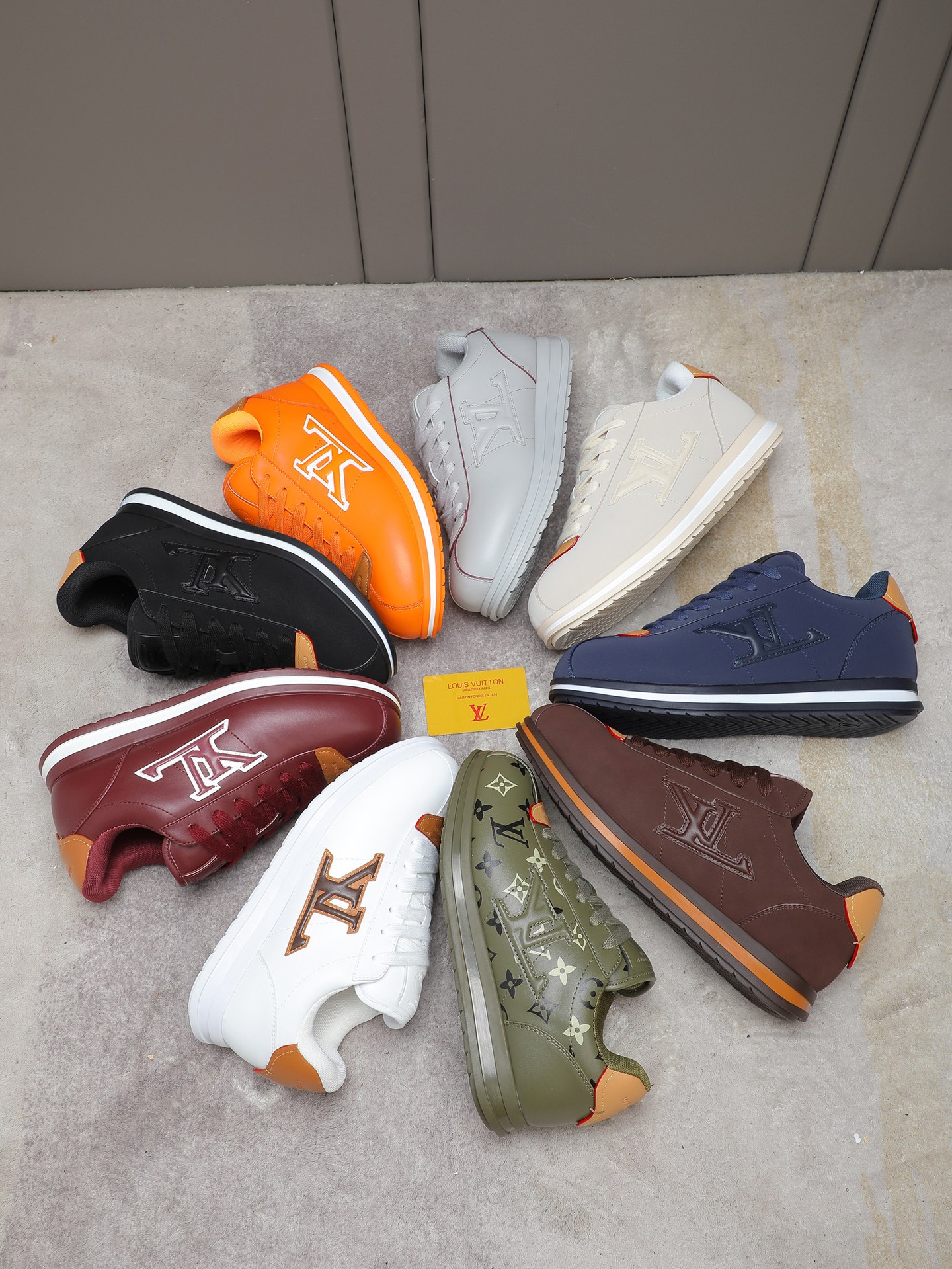 PP360 LV路易威登 L家驴牌Runner Tatic系列 厚底 休闲 运动鞋 跑鞋 原版购入开发 做货 本款 LV Runner Tatic 运动鞋融合网格面料和饰带等科技材质,演绎传统登山鞋的灵感启发.LV 字母抒写于一侧,快速系带系统的套索扣点缀 Monogram 花卉和路易威登标识,轻盈耐磨的橡胶外底完善整体 ▪️面料: 原版进口牛皮+网面 ▪️内里:原版定制透气网里 ▪️鞋底:原版开模防滑橡胶组合材质 ▪️ 男款38-44(45 46定做)