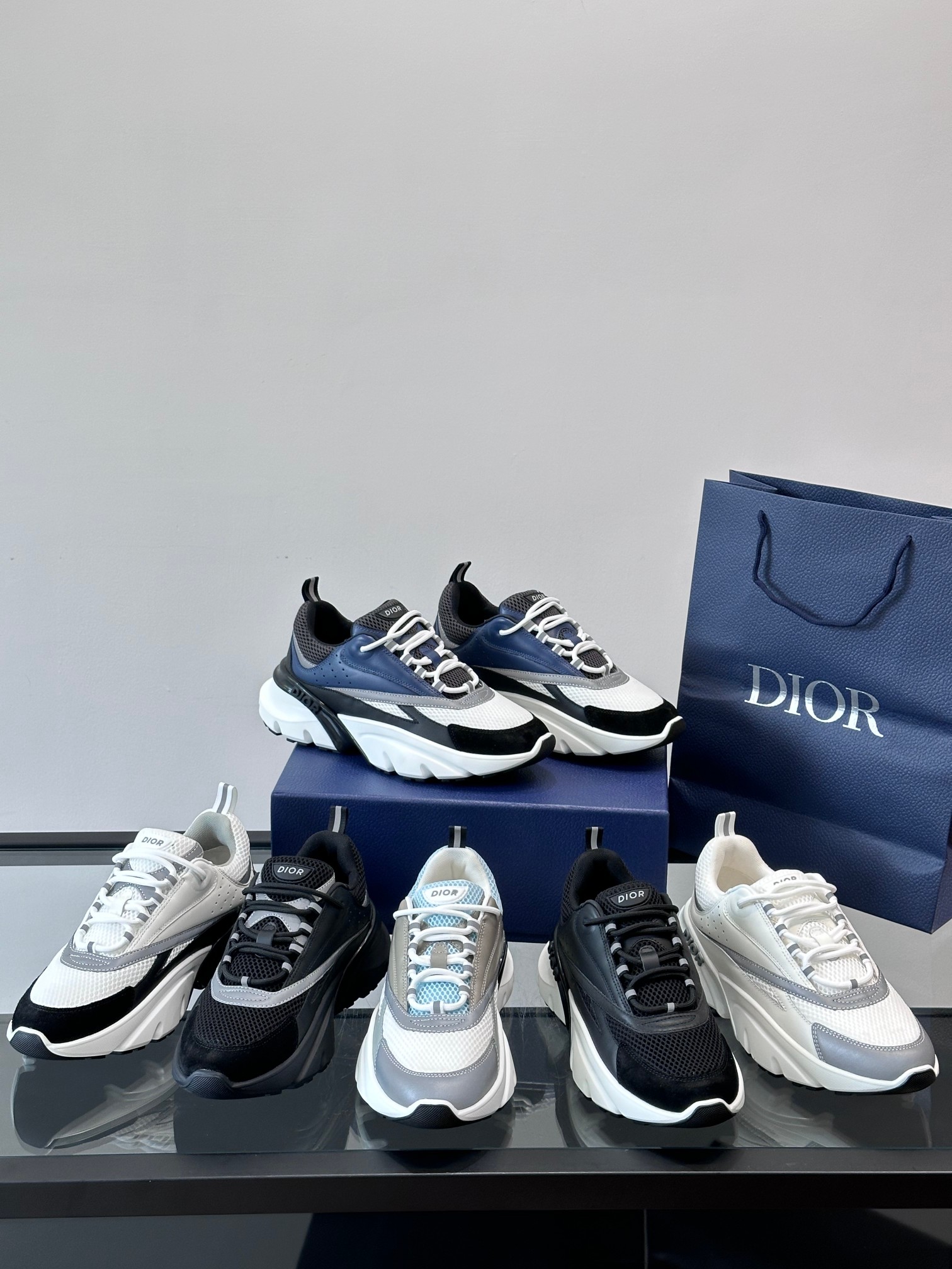 批331，Dior B22复古慢跑鞋，灵感来自经典慢跑鞋，低帮厚底设计，牛皮革+网眼织物拼接，质感满分又透气。
黑白刻花橡胶鞋底，抓地力和舒适度都很棒，日常穿搭或运动都OK！鞋侧有“CD”浮雕标志，低调又有辨识度。配色丰富，黑白、灰蓝等，百搭又时髦，欧美嘻哈圈和博主都爱，潮流穿搭必备款 size：39-45（.38.46.47定制）