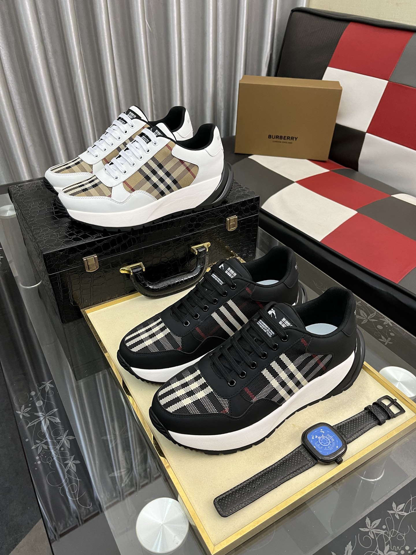 出厂价：300⌚️⌚️《 巴宝莉* 》  最新•爆款休闲鞋，顶端品牌[勾引]奢侈～代购，顶级～质量。[强]鞋面選用进口透气牛皮搭配布面材质➕透气羊皮垫脚（•）精细做工。原版个性时尚柔软橡膠耐磨大底，上脚轻巧舒适，码数: 38-443️⃣色可选