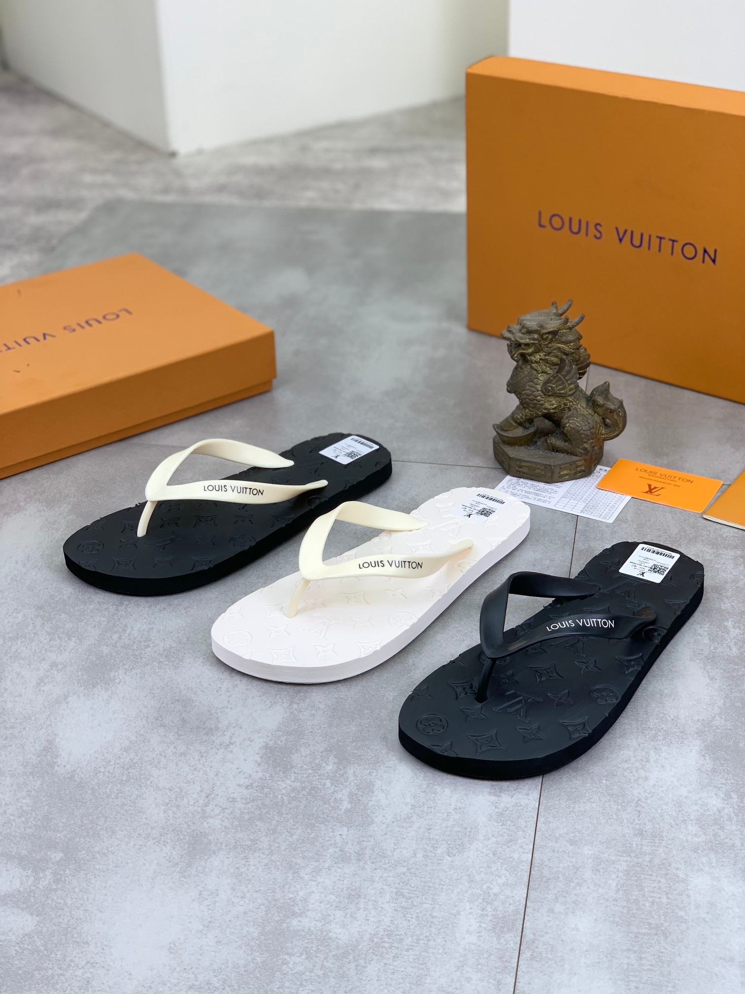 工厂价P195🆘 LV【路易威登 】 专柜新款男士休闲拖鞋系列!1:1复核🔥全球限量款💯鞋面采用进口原单面料➕原板大底💯男鞋 ;3️⃣色可选