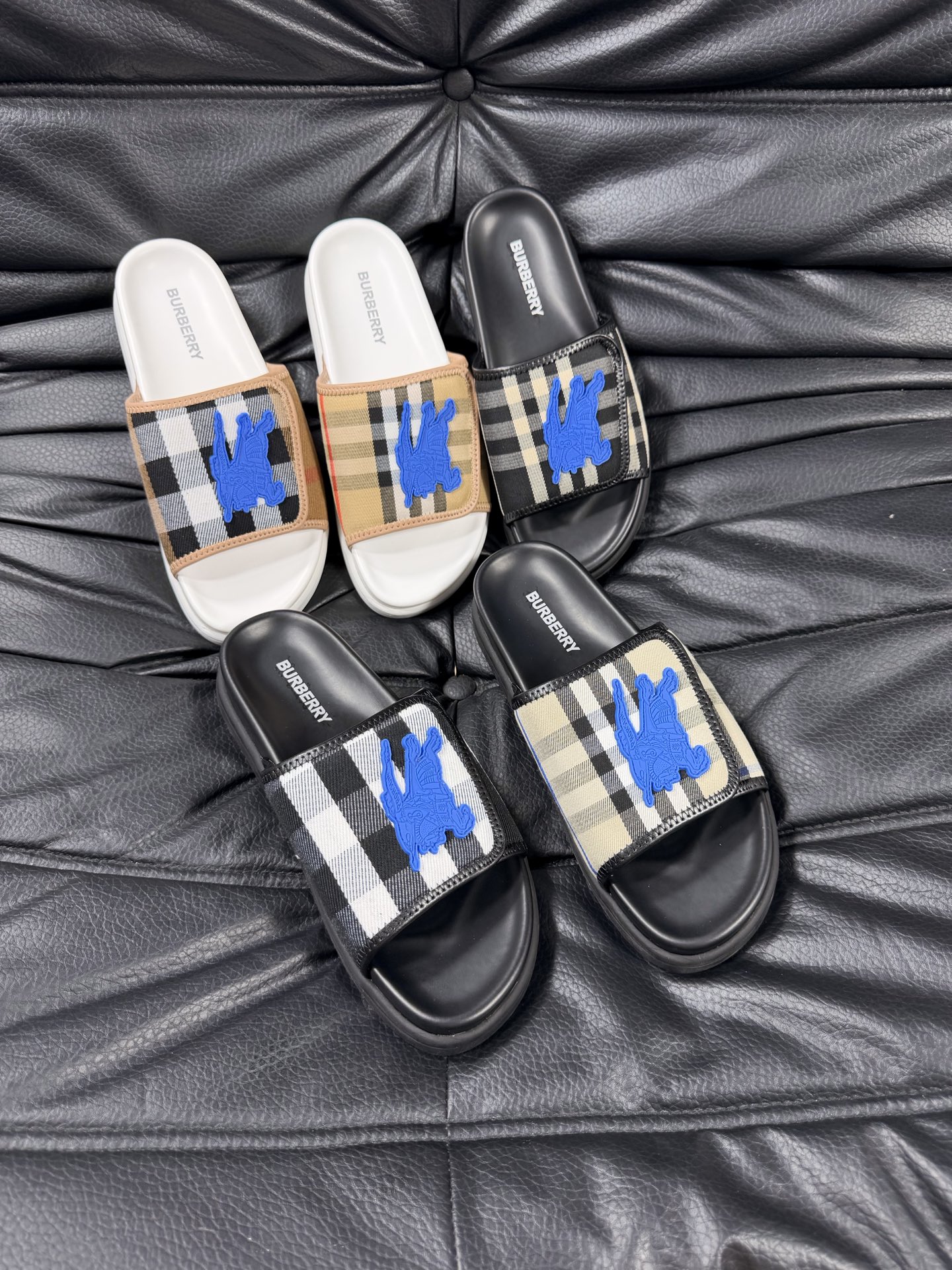 Burberry 巴宝莉拖鞋,夏季新款经典格纹拖鞋Vintage 复古格纹拖鞋, 流线型鞋垫缔造舒适穿着体验 鞋面:PVC 100%热塑性聚氨酯 鞋底:100%橡胶 套穿式设计 侧面饰有 Burberry 立体字母徽标 Burberry经典格纹凉鞋 这款经典格纹凉鞋来自Burberry (博柏利). 设计细节:穿套式、haymarket方格花纹、露趾、侧面饰有浮雕品牌标记、模压定型鞋垫 (45定做)