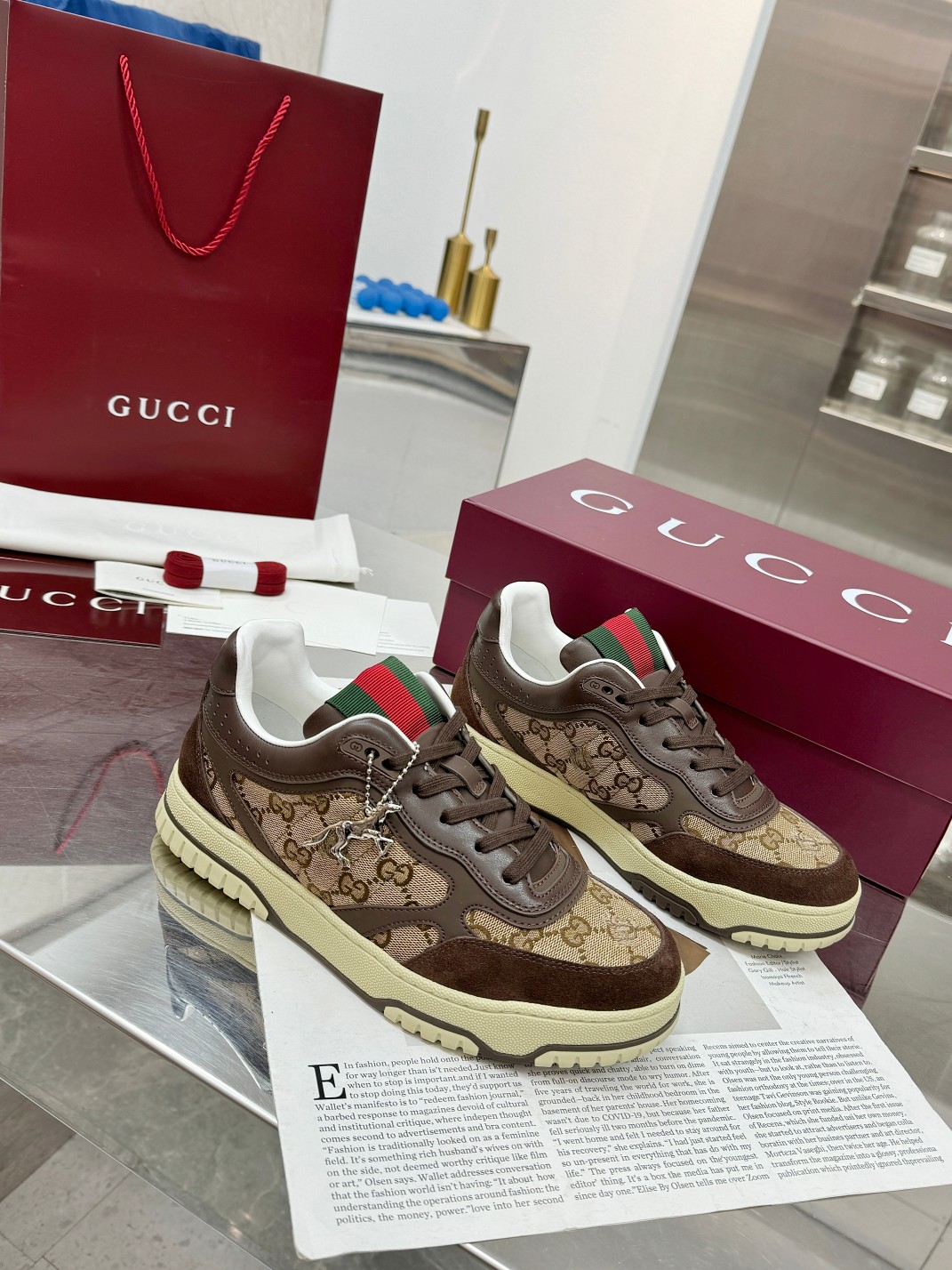 NO:729795,Actual price Gucci Gucci's latest popular low-top distressed couple sneakers series is shipped. Original purchase, development and production. This high-low top sneaker adopts a basketball-style silhouette design, cleverly integrated with hollow panels and distressed effects, showing its unique craftsmanship. The craftsmanship incorporates interlocking double G styling accessories and Gucci lettering and other brand logo details, a low-key tribute to the brand's design heritage. The fabric is original custom-made imported first-layer cowhide, the lining is sheep lining, and the sole is original open-molded TPU sole.  Bottom thickness: 3cm Size: Male 39-46 (Male 38 46 customized),,gucci,gucci,sneakers,cowhide19860909实价 Gucci古驰 最新爆款低帮做旧情侣运动鞋系列出货 原版购入开发 做货,这款高低帮运动鞋采用篮球风格廓形设计,巧妙融入镂空拼片和做旧效果,尽显别样匠心.匠心融蕴互扣式双G造型配件和Gucci字样等品牌标识细节,低调致敬品牌设计传承. 面料原版定制进口头层牛皮 内里羊里 鞋底原版开模TPU鞋底 底厚:3cm Size: 男39-46（男38 46 定做）,,gucci,gucci,sneakers,cowhide,Men's shoes