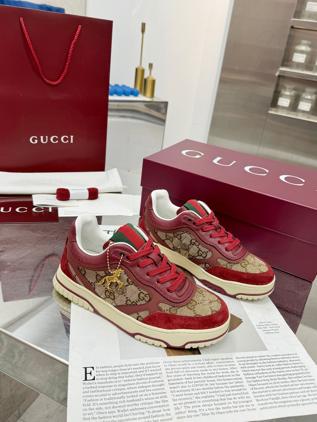 NO:729802,Actual price Gucci Gucci's latest popular low-top distressed couple sneakers series is shipped. Original purchase, development and production. This high-low top sneaker adopts a basketball-style silhouette design, cleverly integrated with hollow panels and distressed effects, showing its unique craftsmanship. The craftsmanship incorporates interlocking double G styling accessories and Gucci lettering and other brand logo details, a low-key tribute to the brand's design heritage. The fabric is original custom-made imported first-layer cowhide, the lining is sheep lining, and the sole is original open-molded TPU sole.  Bottom thickness: 3cm Size: 35-40 (female 41, customized),,gucci,gucci,sneakers,cowhide19860909实价 Gucci古驰 最新爆款低帮做旧情侣运动鞋系列出货 原版购入开发 做货,这款高低帮运动鞋采用篮球风格廓形设计,巧妙融入镂空拼片和做旧效果,尽显别样匠心.匠心融蕴互扣式双G造型配件和Gucci字样等品牌标识细节,低调致敬品牌设计传承. 面料原版定制进口头层牛皮 内里羊里 鞋底原版开模TPU鞋底 底厚:3cm Size: 35-40（女41 定做）,,gucci,gucci,sneakers,cowhide,Men's shoes