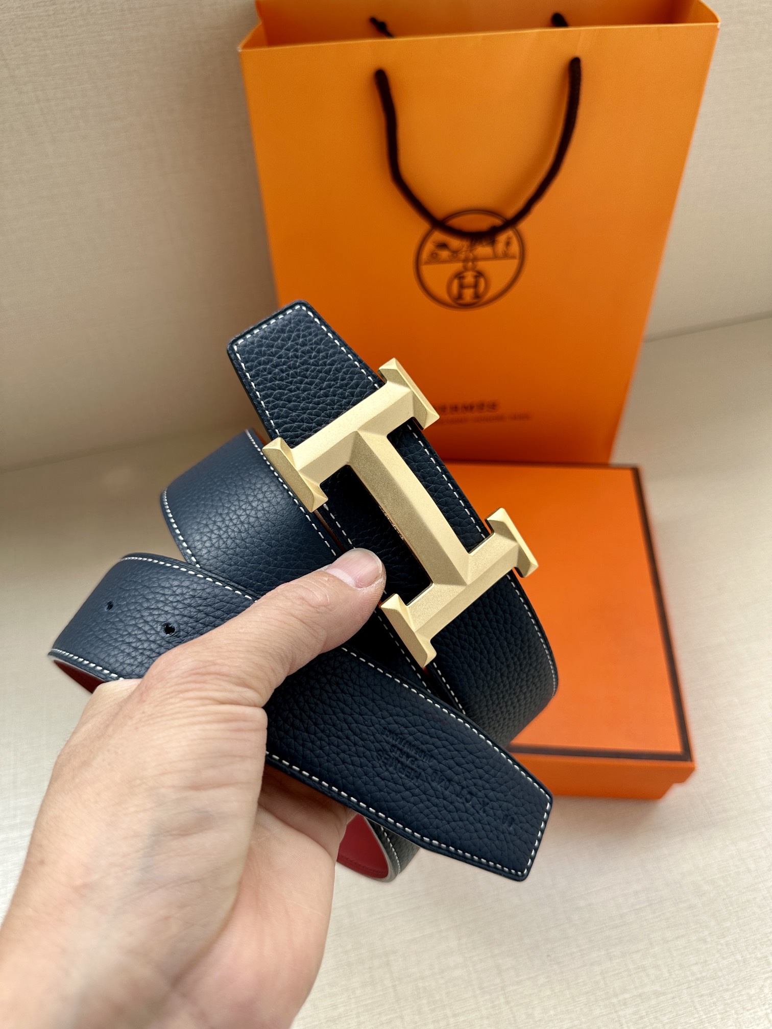 浅金色金属皮带扣其源自航海风格的设计将引领都市潮流!瑞士制造&Box135和Togo小牛皮枣红底皮腰带法