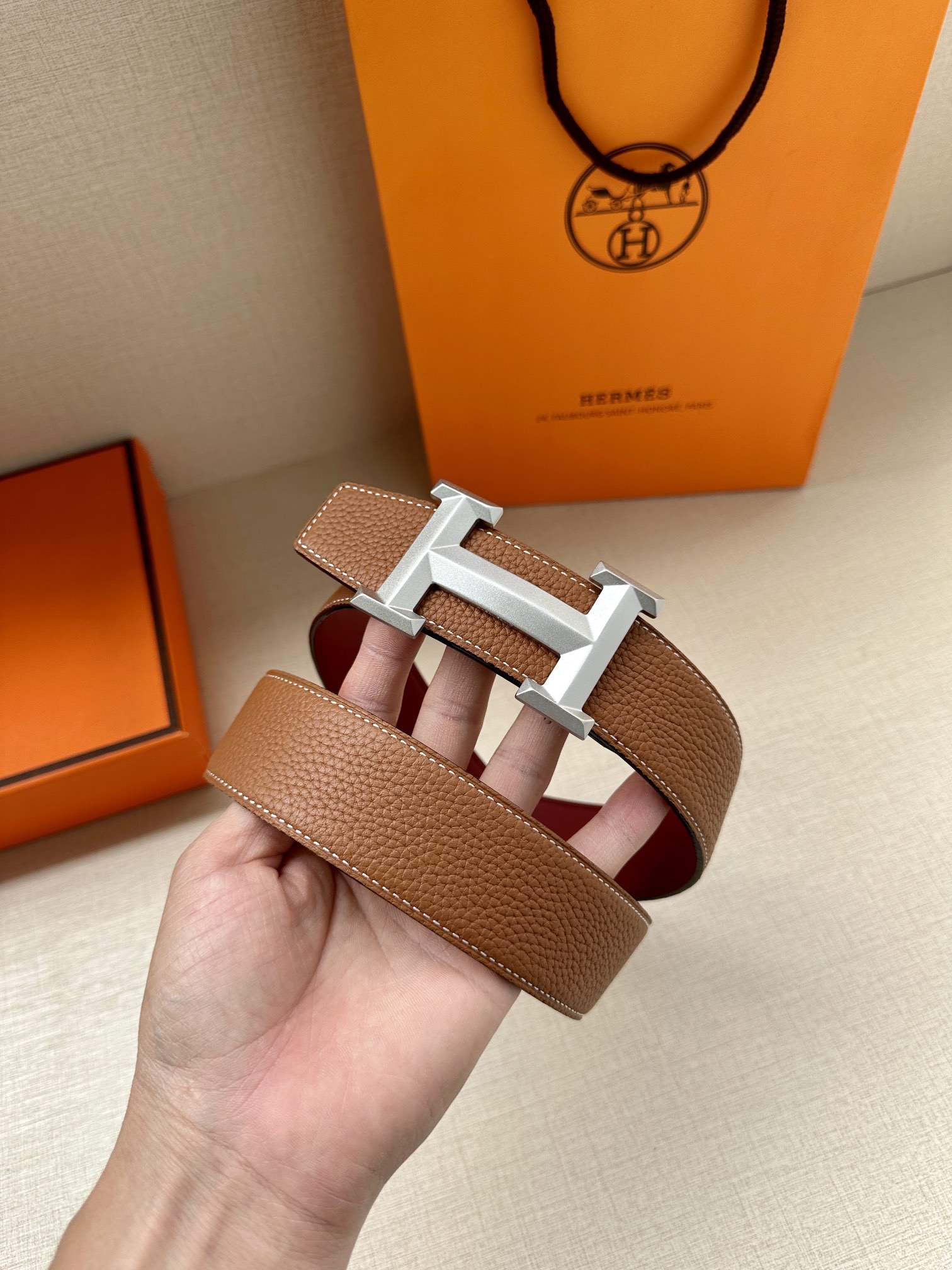 浅金色金属皮带扣其源自航海风格的设计将引领都市潮流!瑞士制造&Box135和Togo小牛皮枣红底皮腰带法