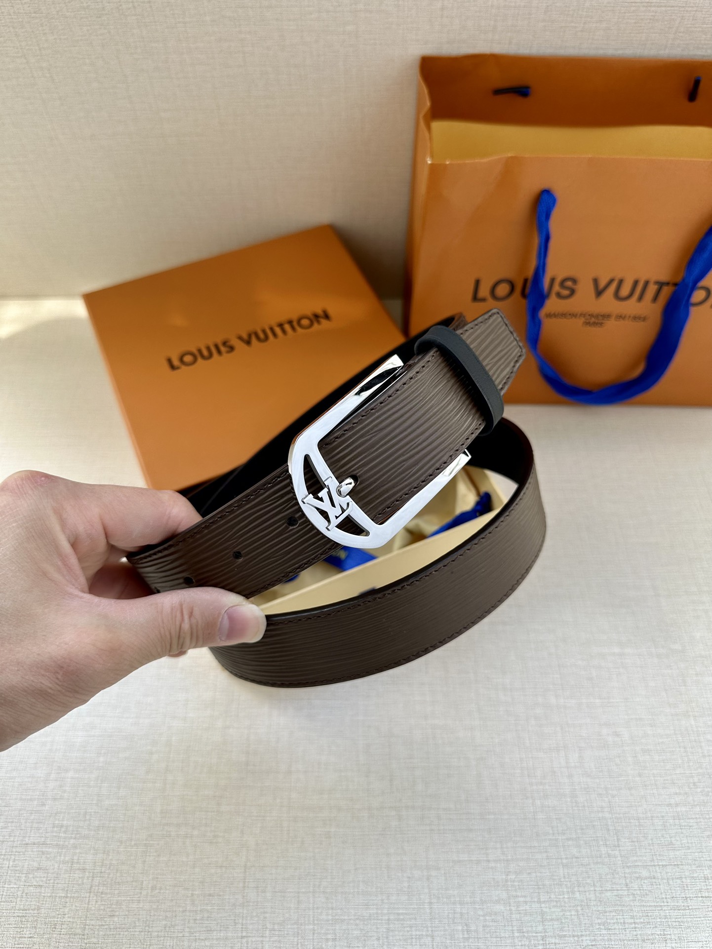 Lv精钢材质针扣每个细节抛光打磨到位表面附着一层金属膜的工艺起到防腐蚀抗氧化以及美观的作用再搭配进口头层