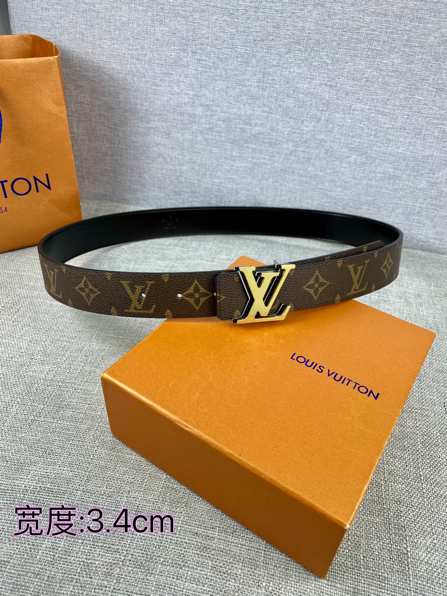 Initiales3.4毫米双面腰带以平纹小牛皮搭配品牌标志性的DamierCobalt帆布丰富时尚造型