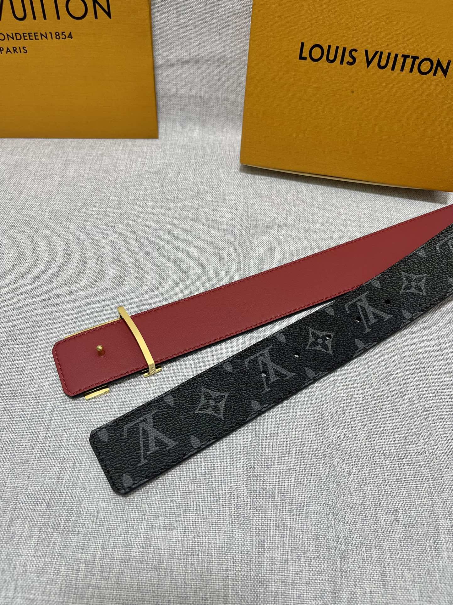 本款LVInitiales双面腰带全新加入Taigarama皮具系列以传统Monogram帆布和光滑大红