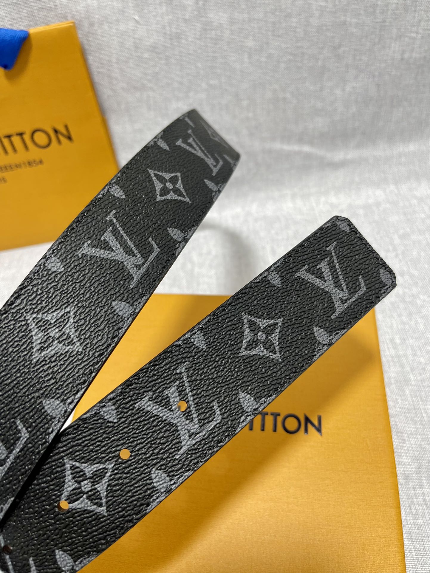 本款LVInitiales双面腰带全新加入Taigarama皮具系列以传统Monogram帆布和光滑大红
