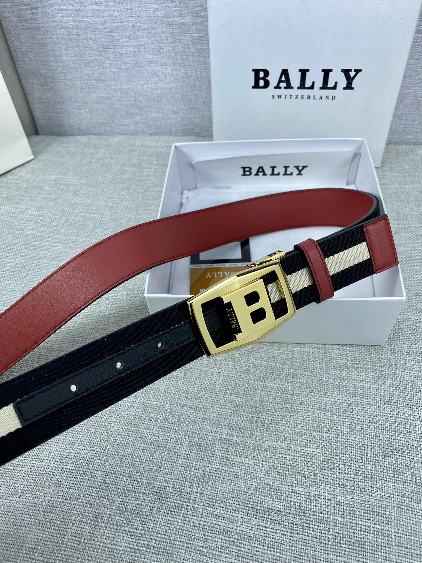 这款BBuckle腰带以合成织物制成采用双面设计枣红底反面并饰有BallyStripe细节B字扣搭配