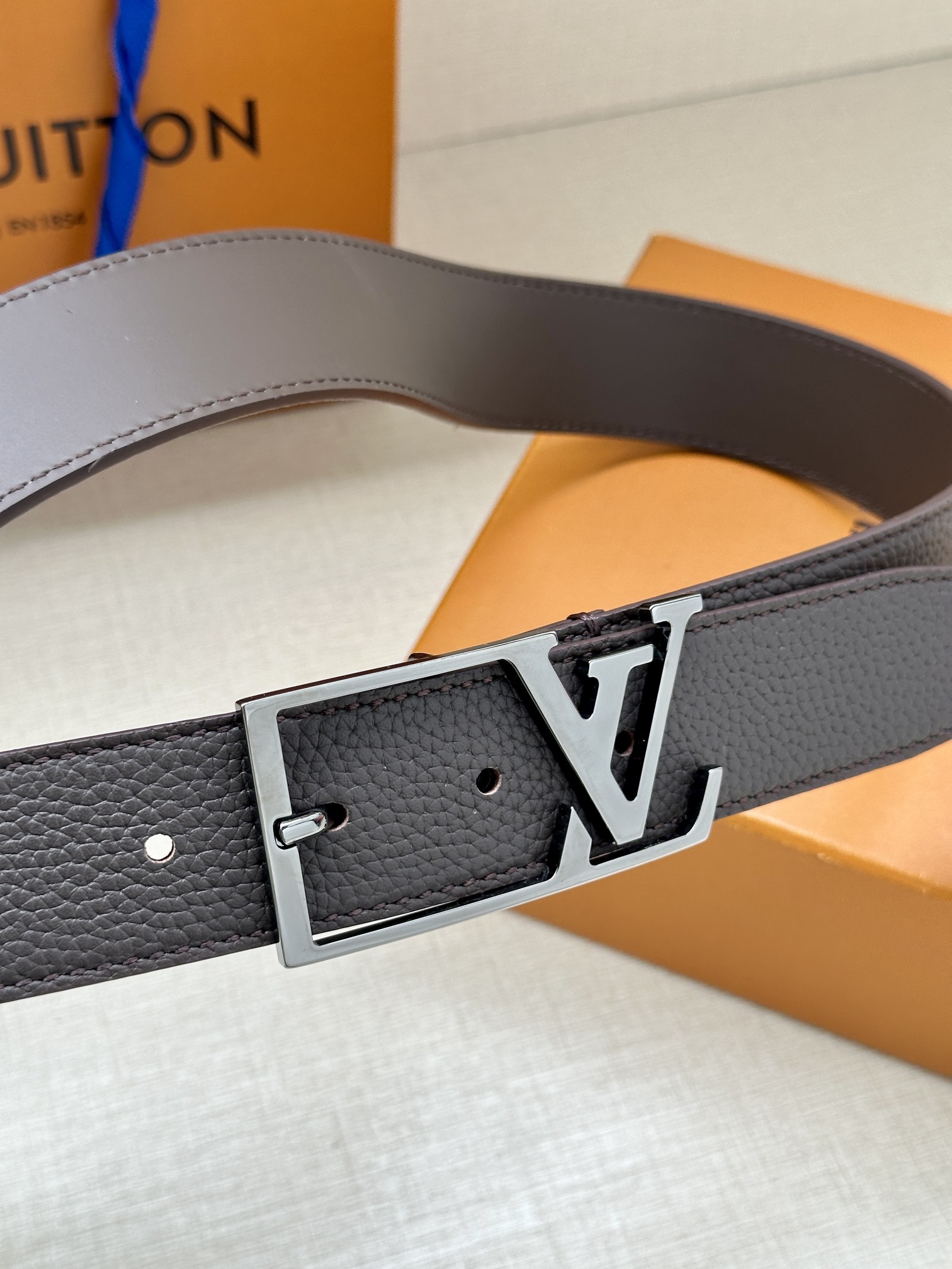 LV Style Leather Men's Belts Lookbook Reference image 2