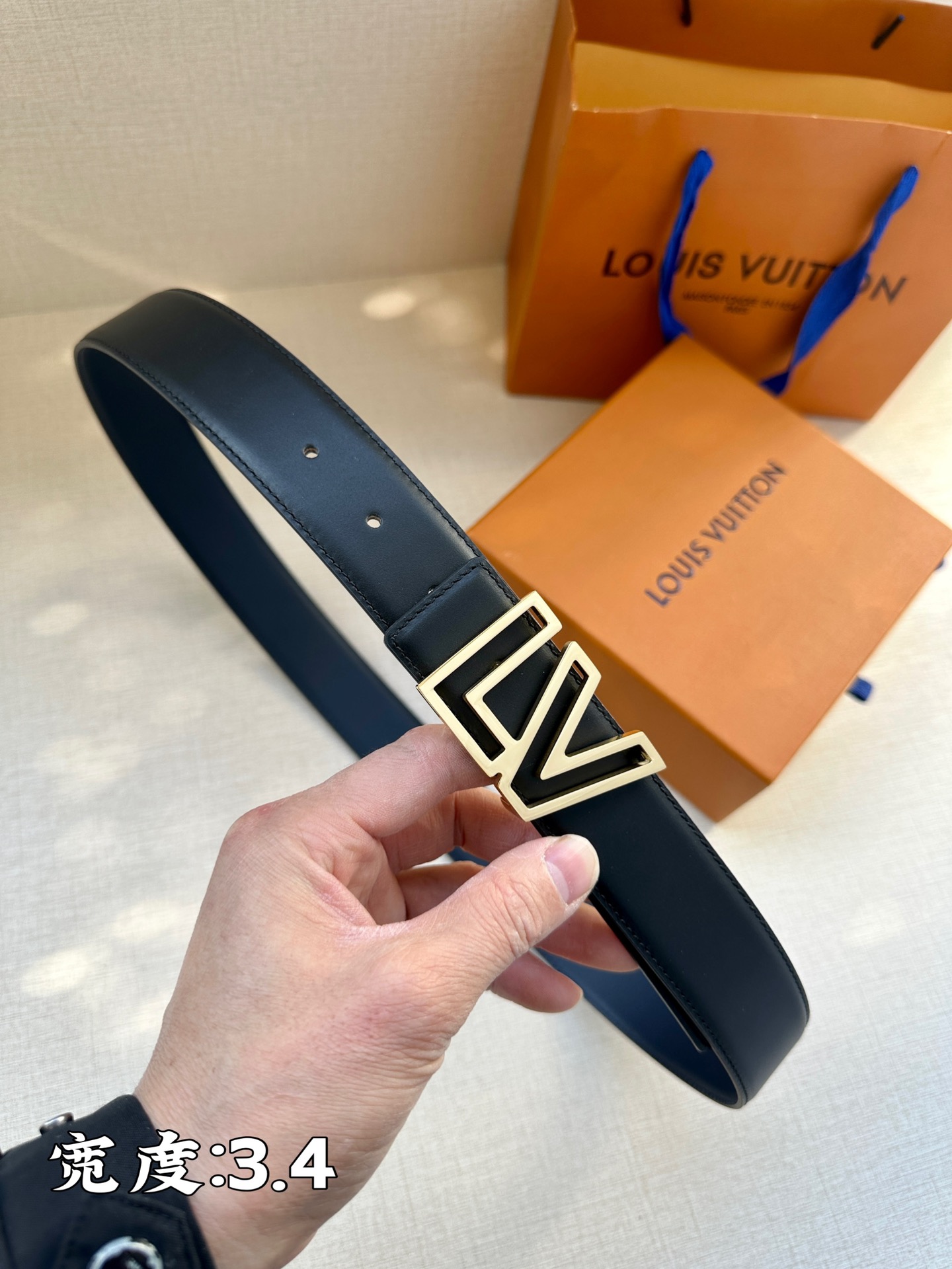 .4宽:LVMirror双面腰带以LVMirror镜面搭扣捕捉光影浮动可为任意造型添注光彩皮革的柔润边缘