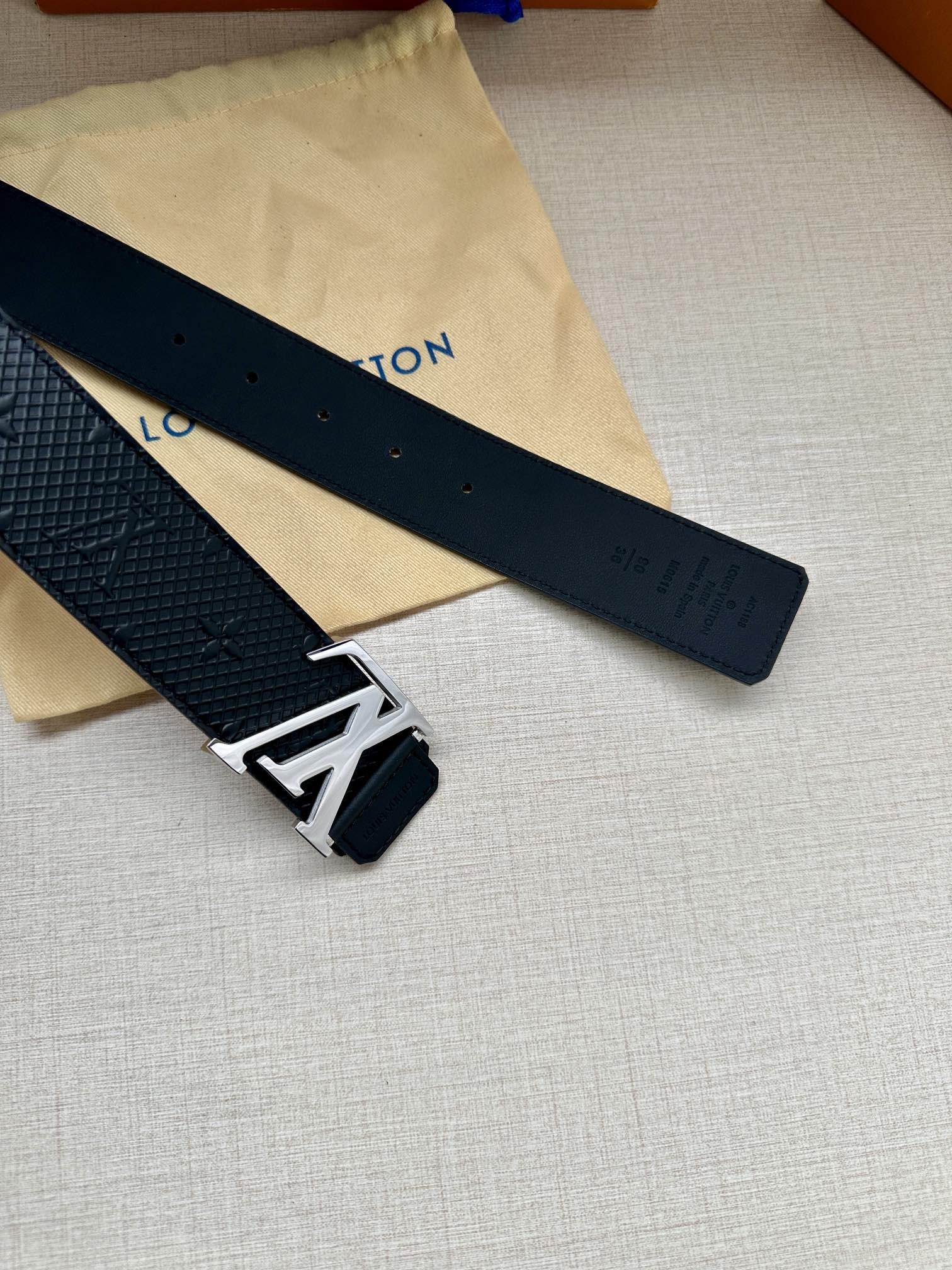 LVShadow腰带拥有MonogramShadow皮革的经典风尚和素面皮革的内敛格调再为LV新款扣头以
