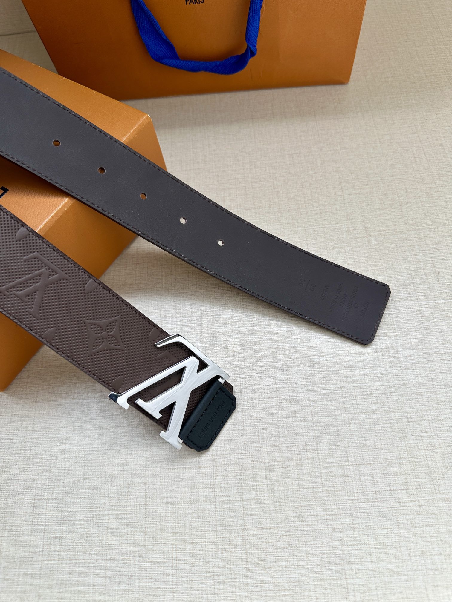 LVShadow腰带拥有MonogramShadow皮革的经典风尚和素面皮革的内敛格调再为LV新款扣头以