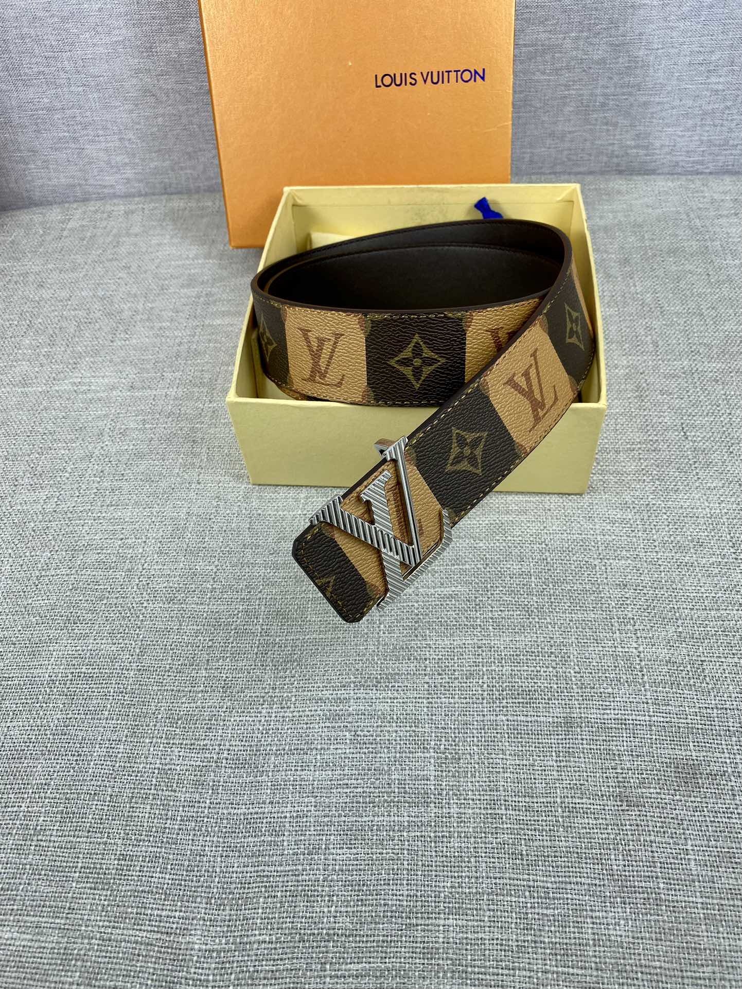 路易威登男装艺术总监VirgilAbloh与Nigo再度携手令LVPyramideStripes40毫米