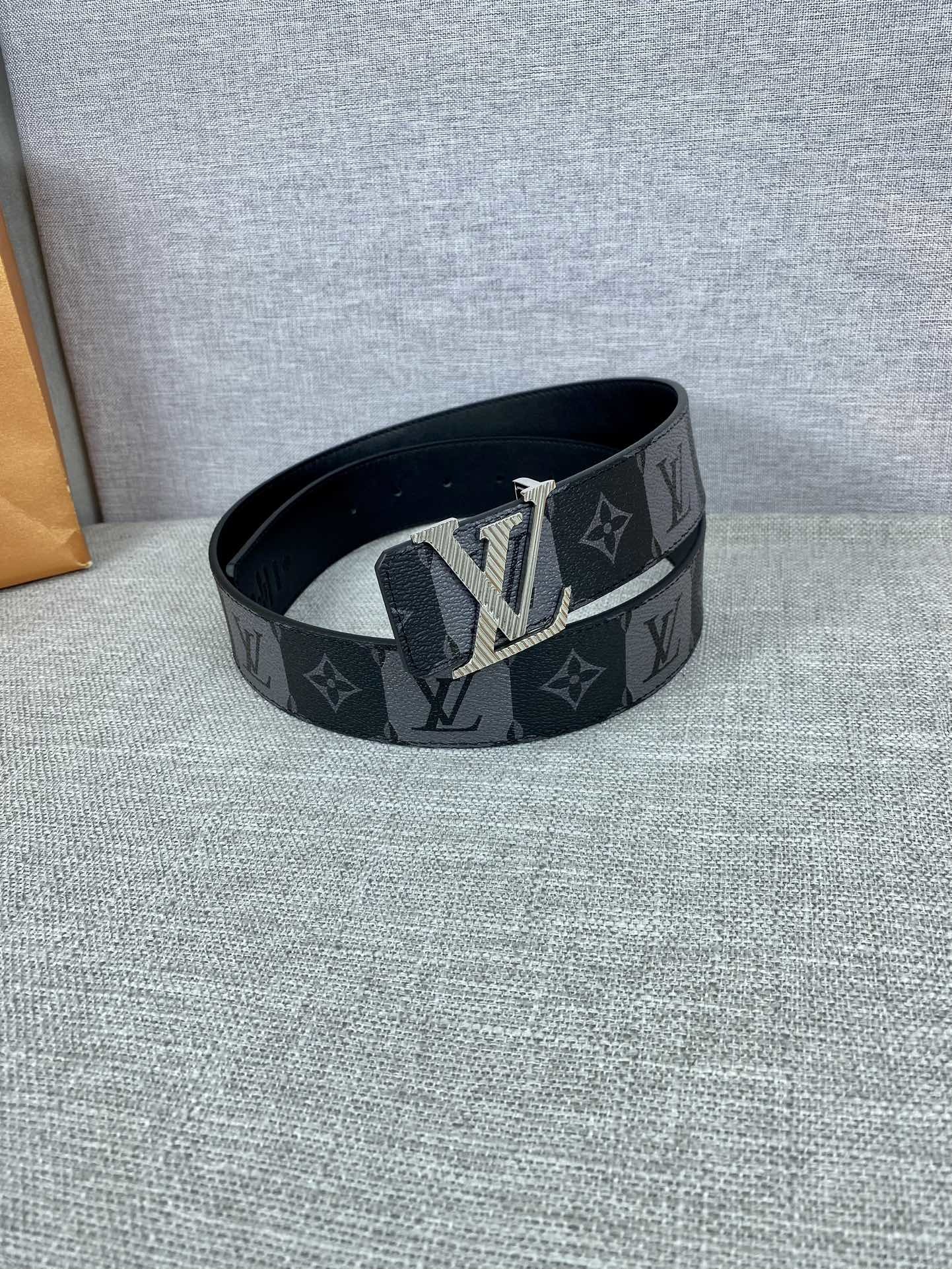 路易威登男装艺术总监VirgilAbloh与Nigo再度携手令LVPyramideStripes40毫米