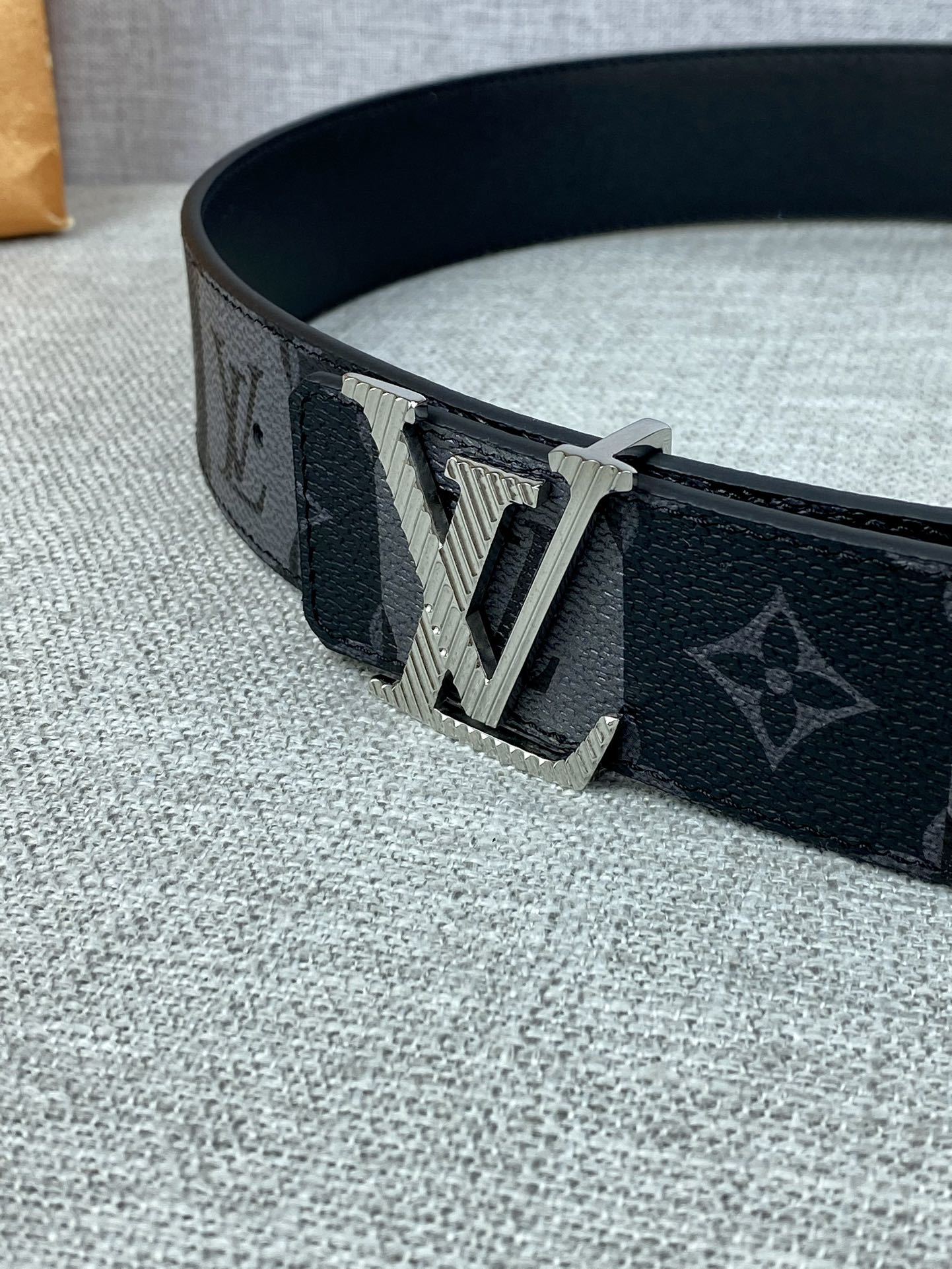 路易威登男装艺术总监VirgilAbloh与Nigo再度携手令LVPyramideStripes40毫米